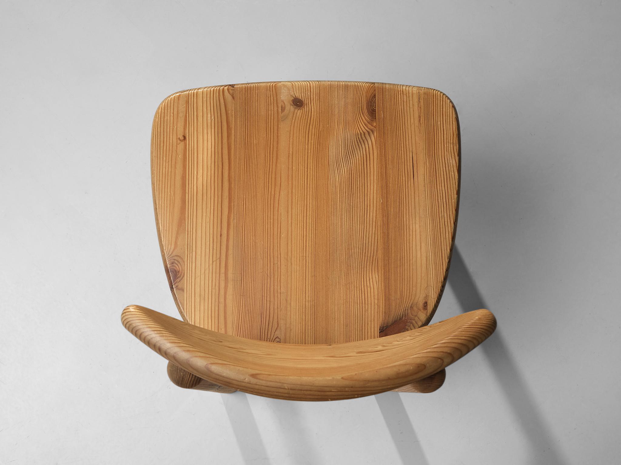 Scandinave moderne Grand ensemble de dix chaises de salle à manger danoises en pin  en vente