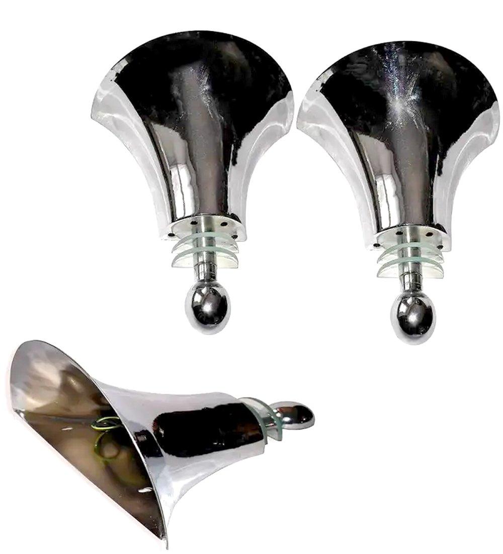 Inglese Grande set di tre luci da parete a tromba in vetro e cromo Art Déco per il cinema in vendita
