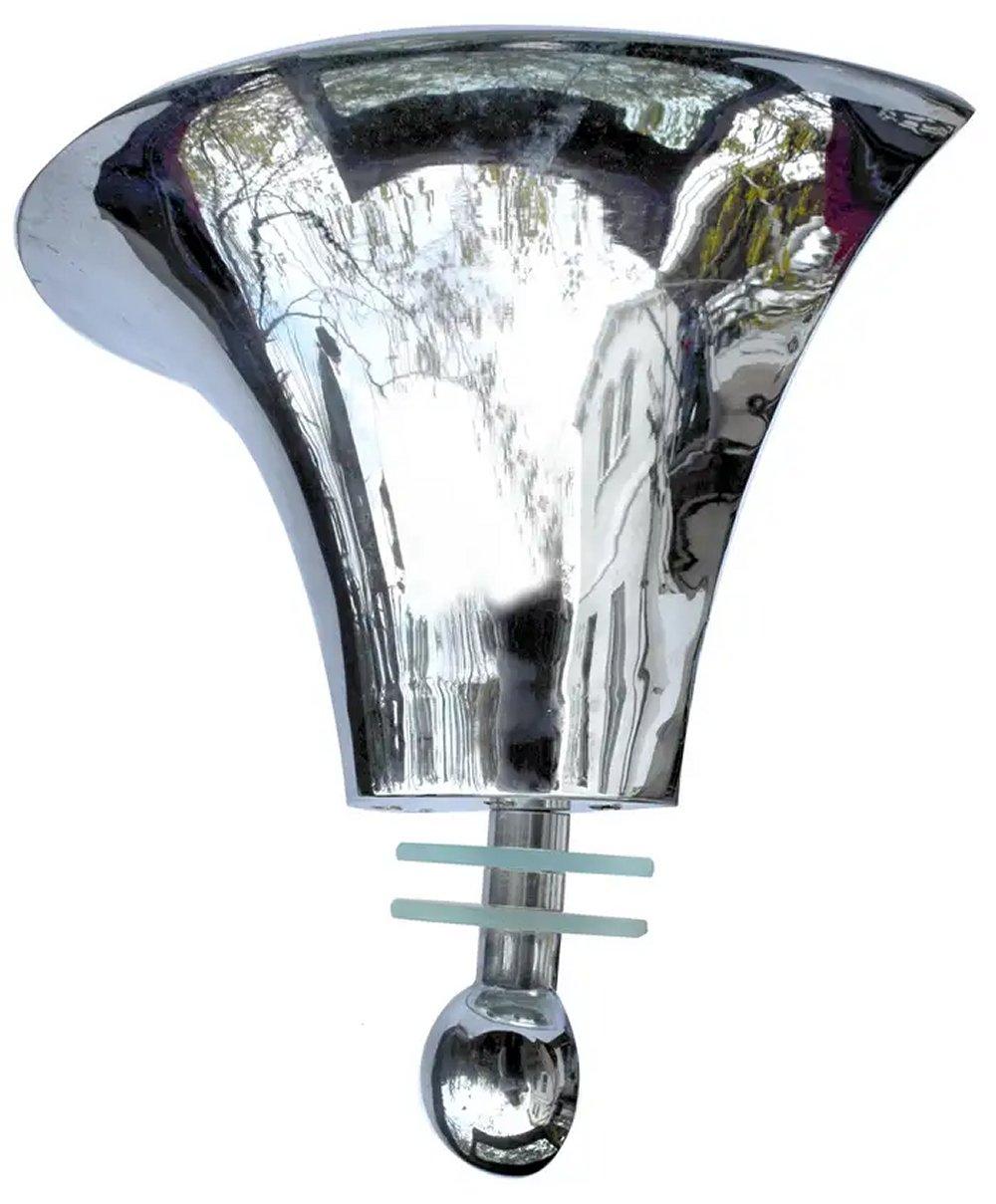 Grande set di tre luci da parete a tromba in vetro e cromo Art Déco per il cinema In condizioni buone in vendita a Devon, England