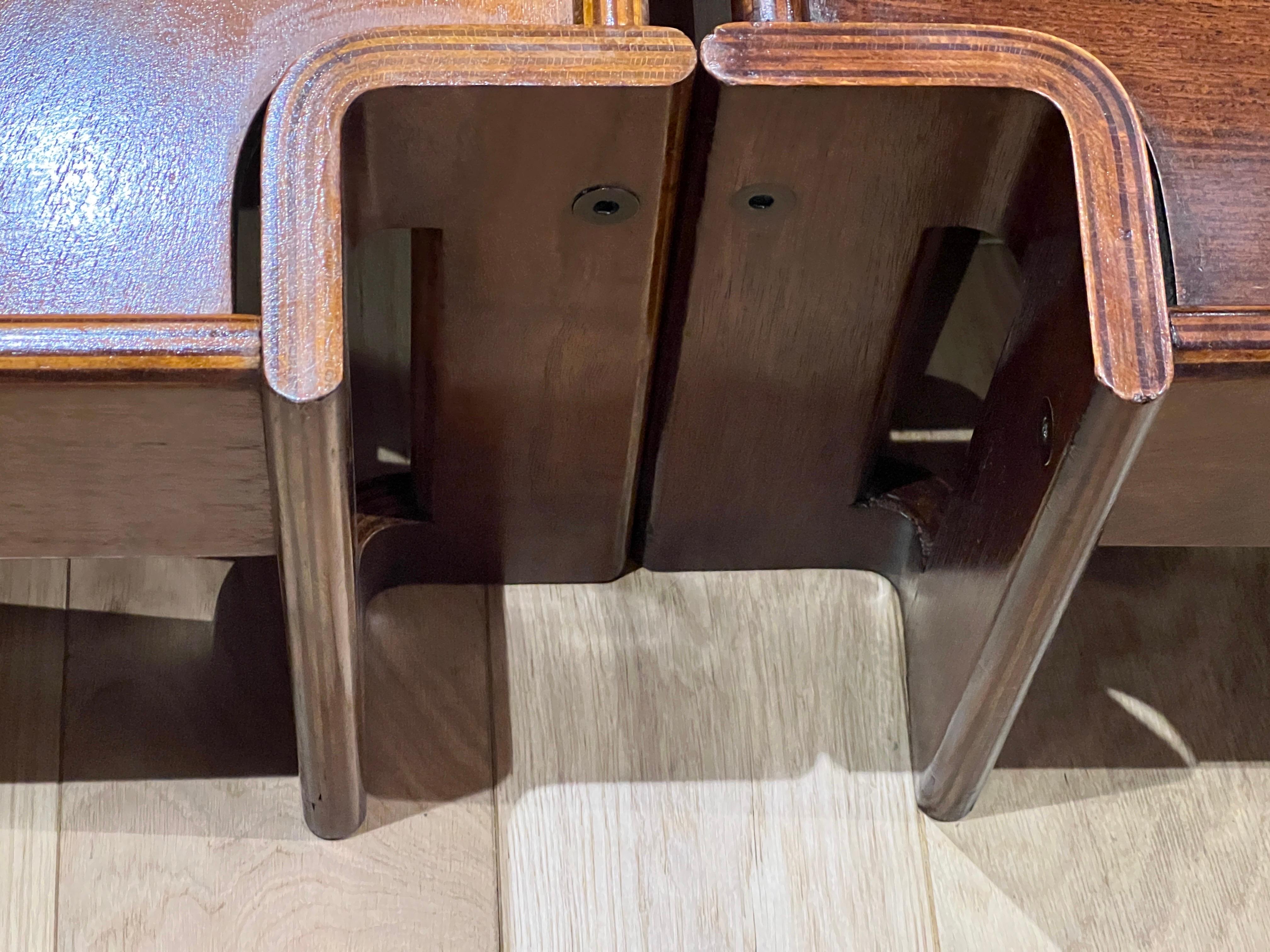 Un bel ensemble de trois tables basses modulaires au design géométrique en placage de bois foncé et miel alterné . L'ensemble se compose d'une grande table rectangulaire mesurant 159 cm de long x 49 cm et de deux tables carrées mesurant chacune 79