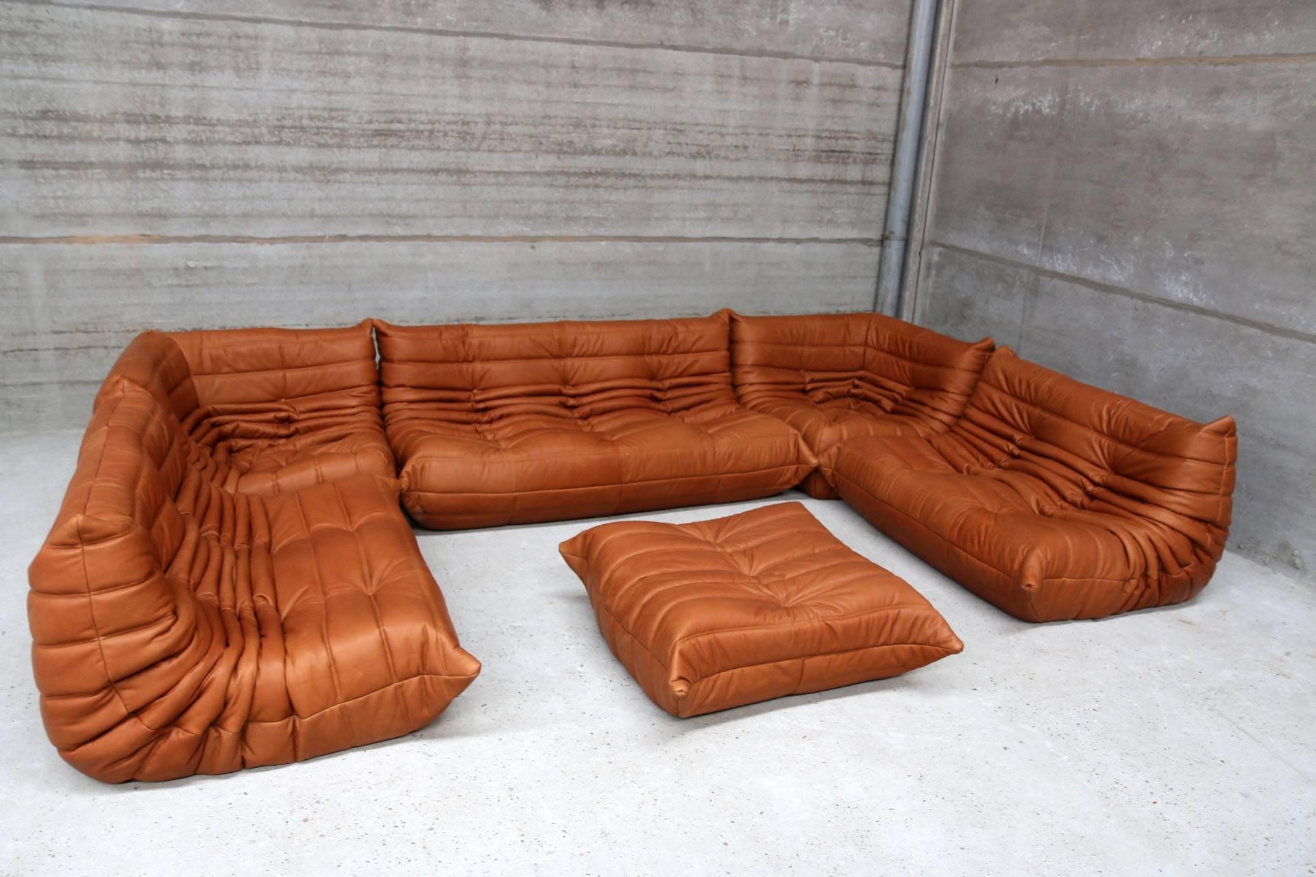 Ikonisches französisches Vintage-Sofa-Lounge-Set, wunderschön neu gepolstert mit unserem charakteristischen cognacfarbenen Leder.
Original Vintage 