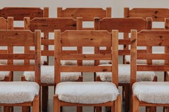 Großer Satz von zwölf Esszimmerstühlen aus Schafsleder und Kiefernholz aus Dänemark, um 1970