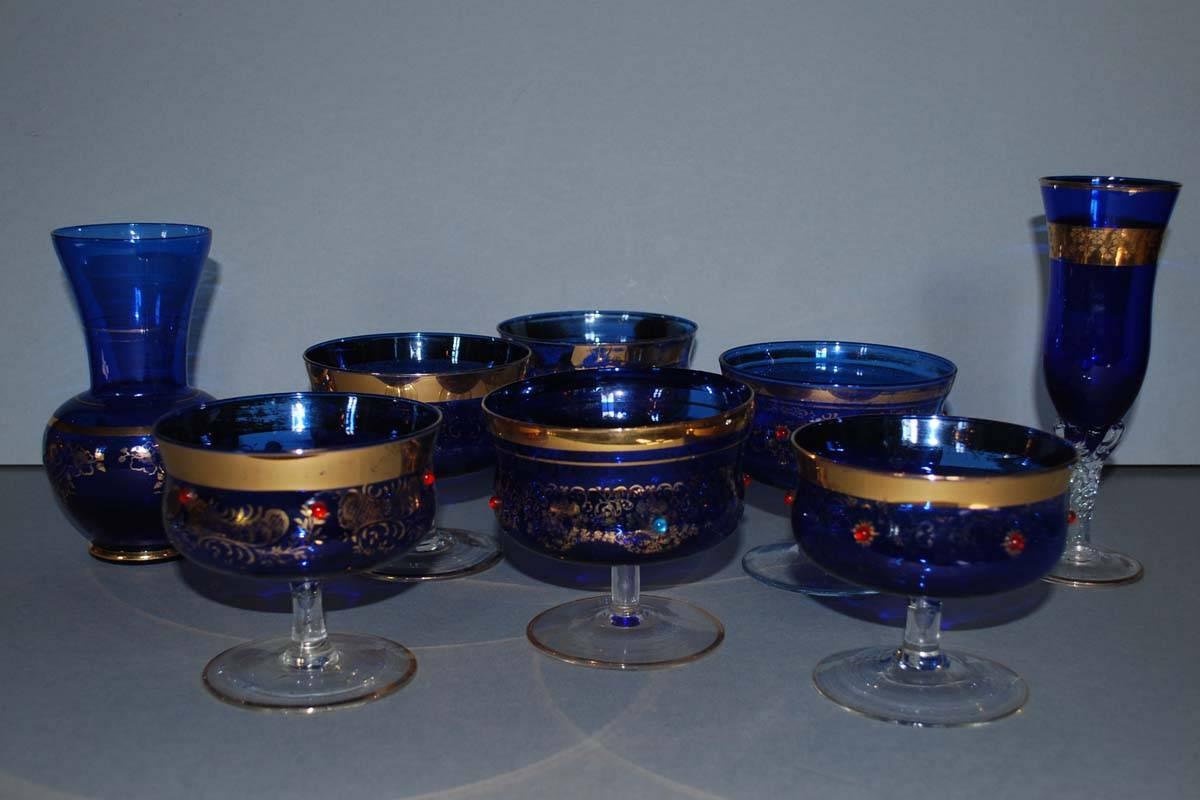 Tchèque Grand ensemble de verres d'art bleu de Bohème vintage en vente