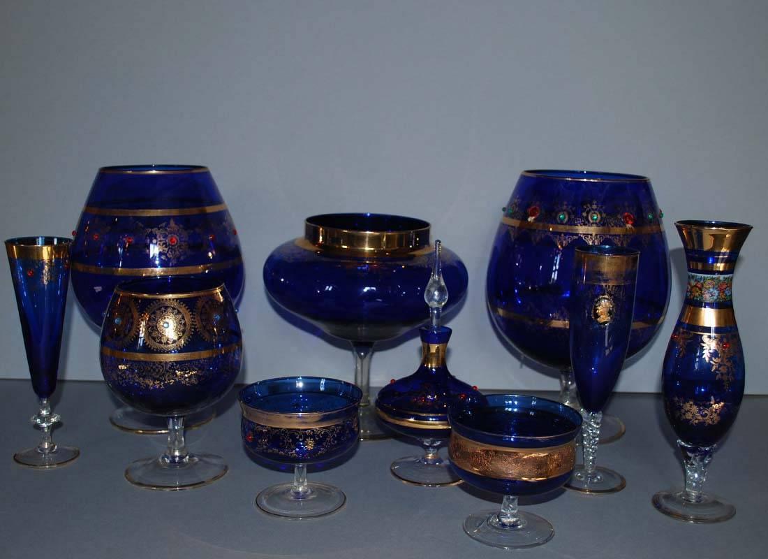 Großes Set böhmischer blauer Kunstglas im Vintage-Stil im Zustand „Gut“ im Angebot in Casteren, NL
