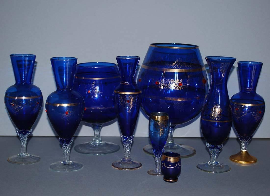 20ième siècle Grand ensemble de verres d'art bleu de Bohème vintage en vente