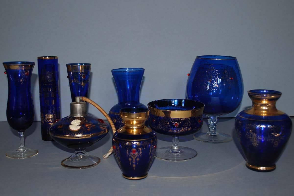 Verre Grand ensemble de verres d'art bleu de Bohème vintage en vente
