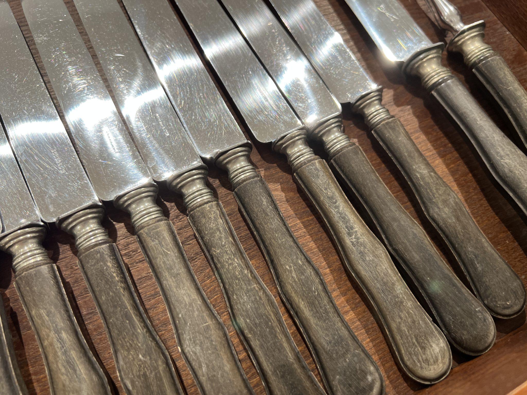 Large Set of Wood Handled Knives In Fair Condition For Sale In New Orleans, LA