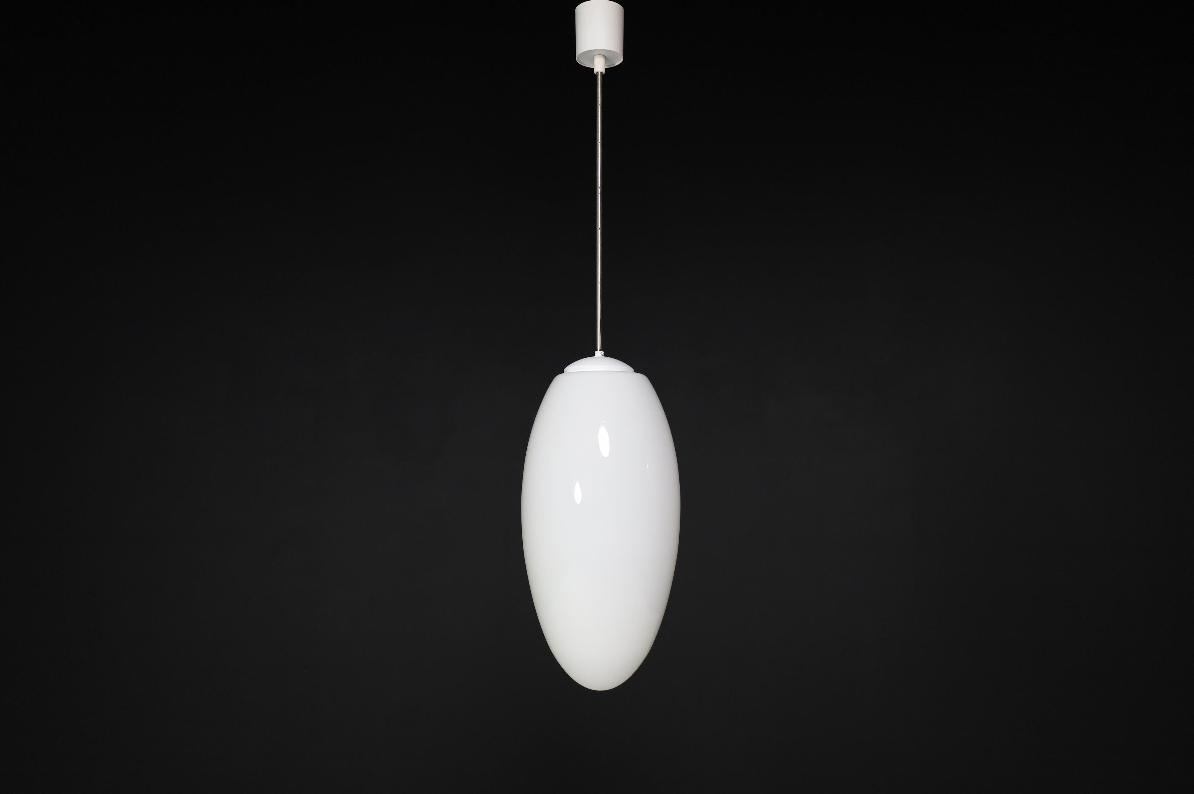 Métal Grand ensemble de suspensions en verre opalin Ellipse, Europe, annes 1960. en vente
