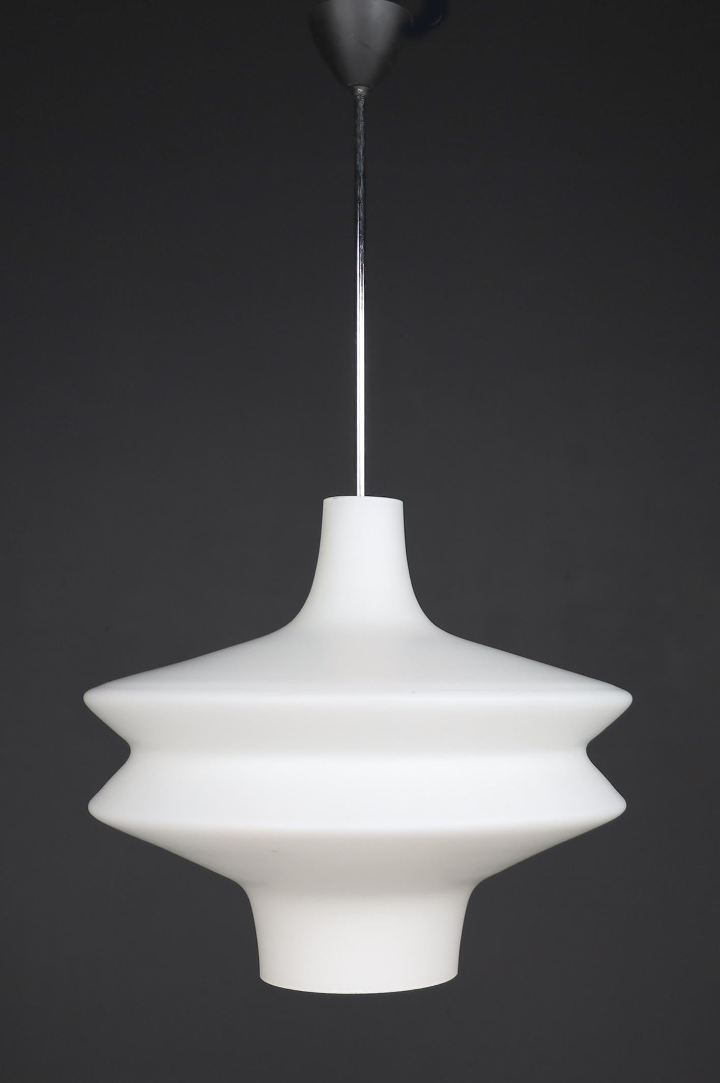 Grande set di pendenti a forma di UFO, vetro opalino, Europa, anni '60.

Un'ampia serie di pendenti a forma di UFO, in vetro opalino, Europa, anni '60. La luce diffusa che diffonde è molto suggestiva. Completati con vetro opalino e dettagli della