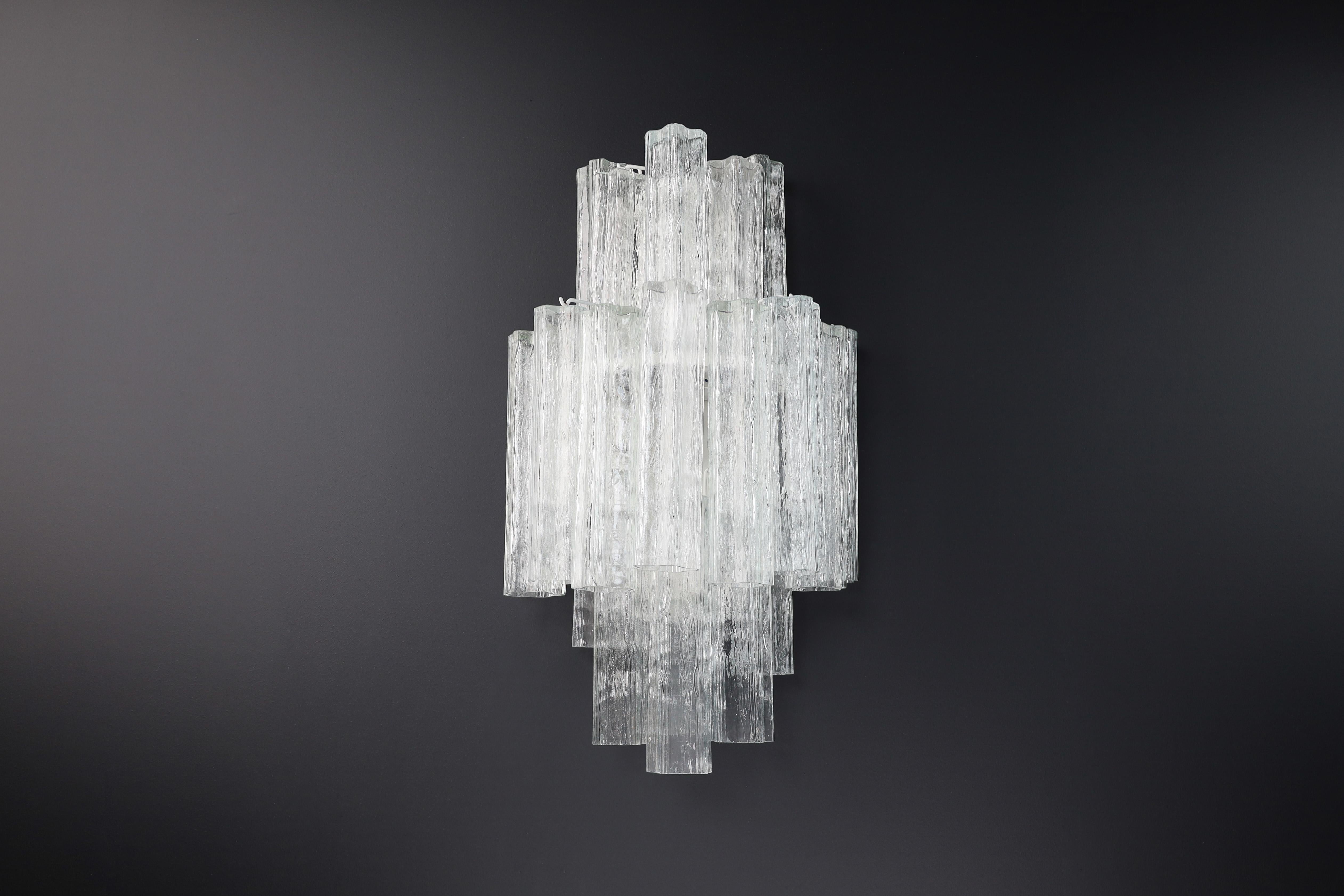 Große Venini-Wandleuchter mit Murano-Eisglas-Fassung, Italien 1960er Jahre.


Wir haben wunderschöne Venini Wandleuchter aus den 1960er Jahren zu verkaufen, die alle aus mundgeblasenem Murano-Glas in Eistönen bestehen. Diese in Italien hergestellten