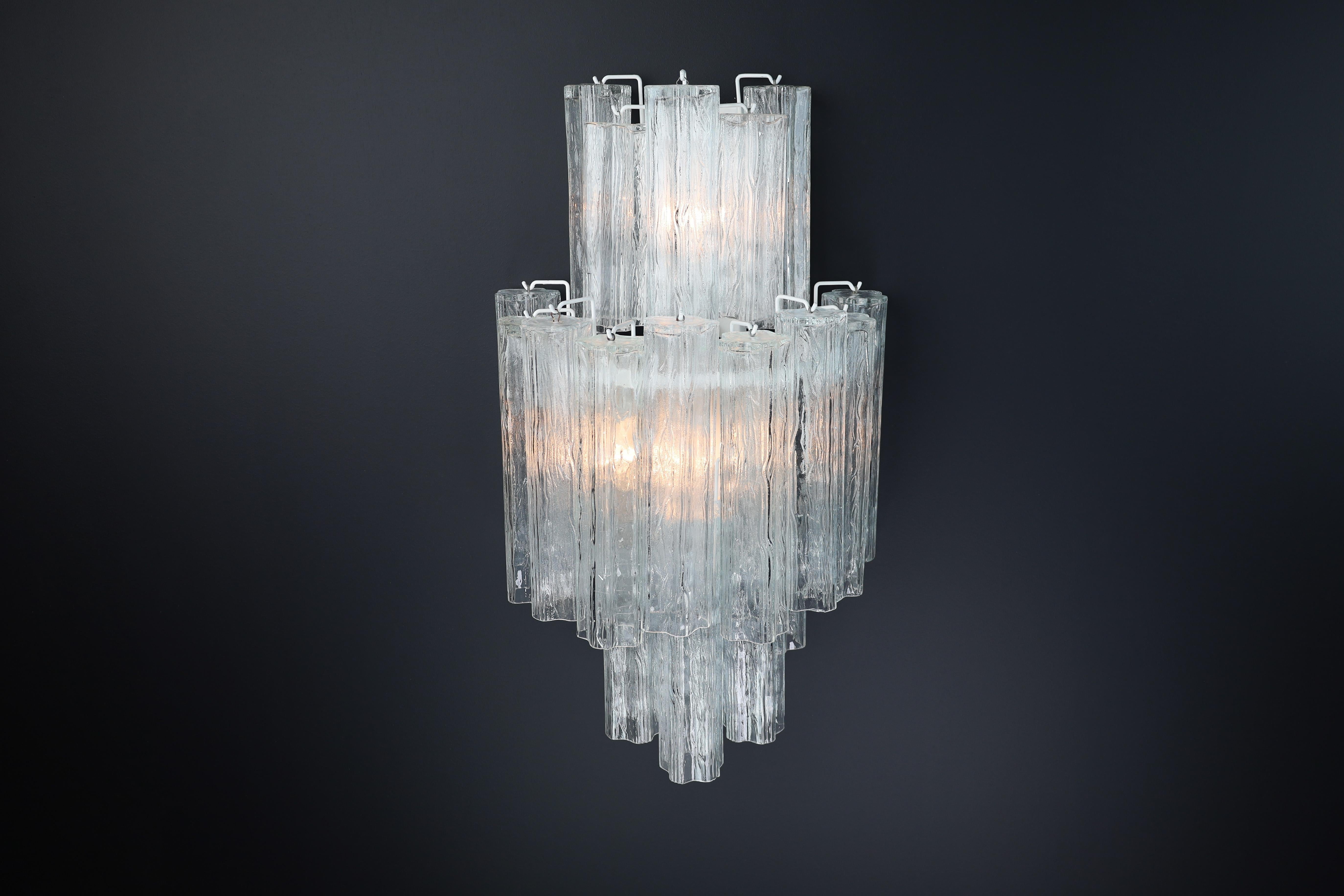 Große Venini-Wandleuchter mit Murano-Eisglas-Fassung, Italien 1960er Jahre. (Italienisch) im Angebot