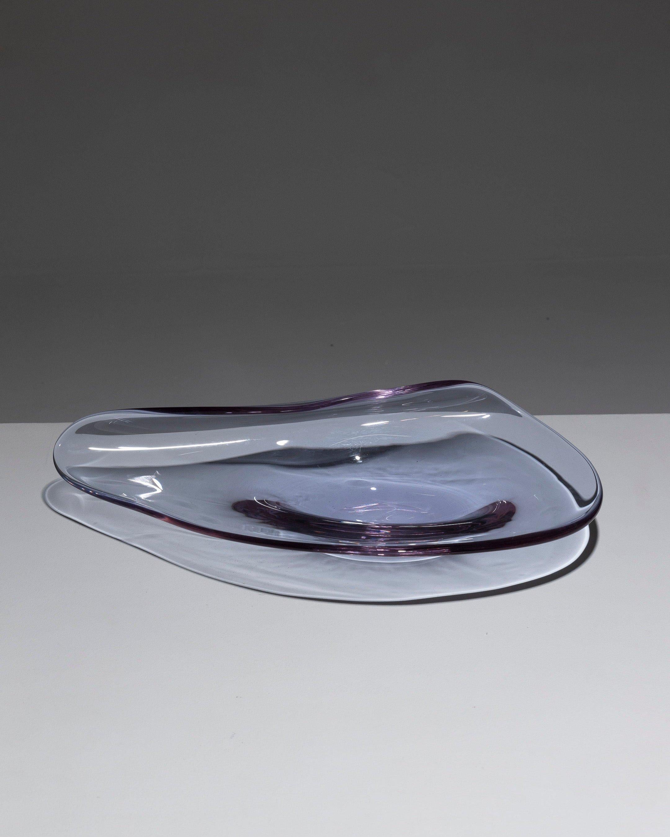 Grande ciotola di cristallo di Sèvres, anni '50. Un lato è curvato a caldo. Il cristallo è colorato di una bellissima tonalità chiara di Parma con leggeri riflessi. Firmato: 