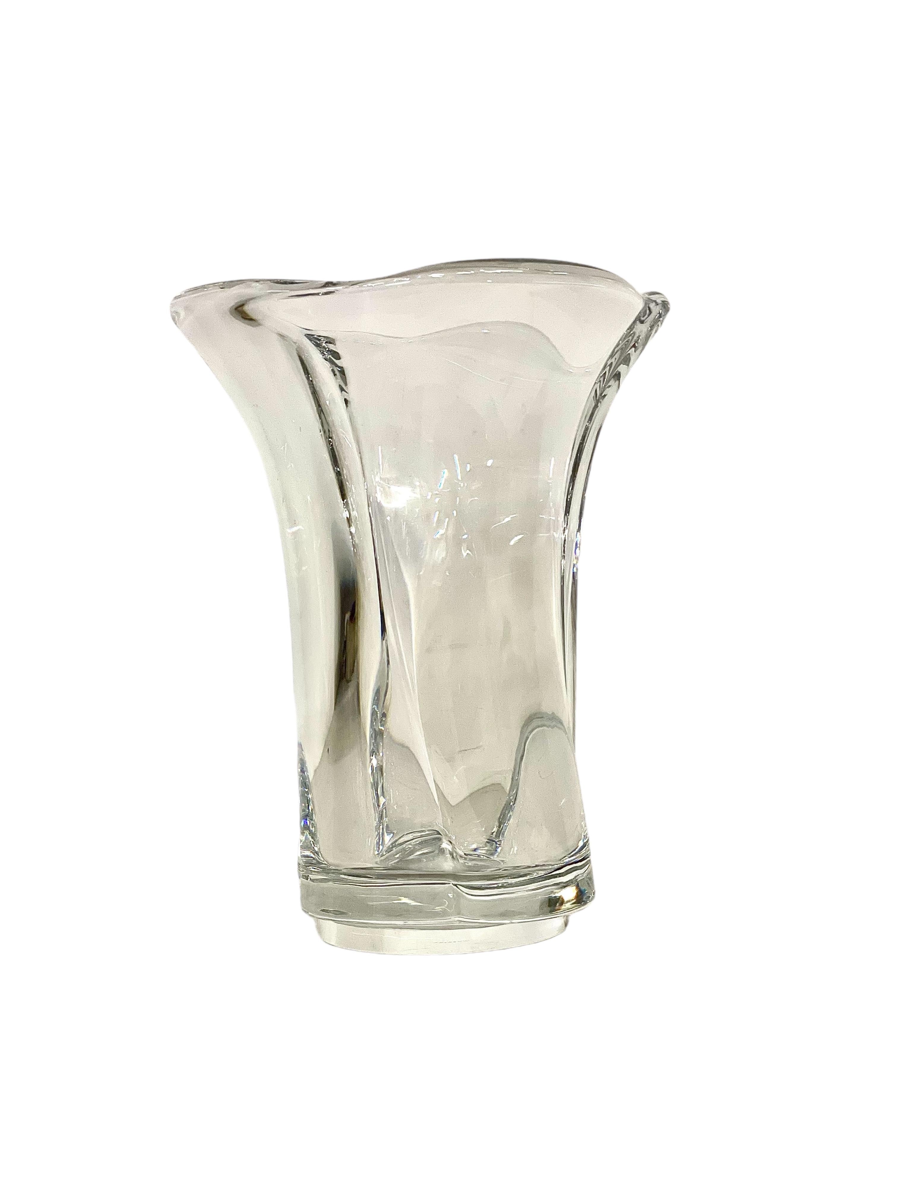 Un bellissimo vaso di cristallo di Sèvres del XX secolo di grandi dimensioni, dalla forma organica con bordo svasato asimmetrico e base piatta, ideale come centro tavola o come elegante contenitore per fiori. Con il marchio del produttore impresso