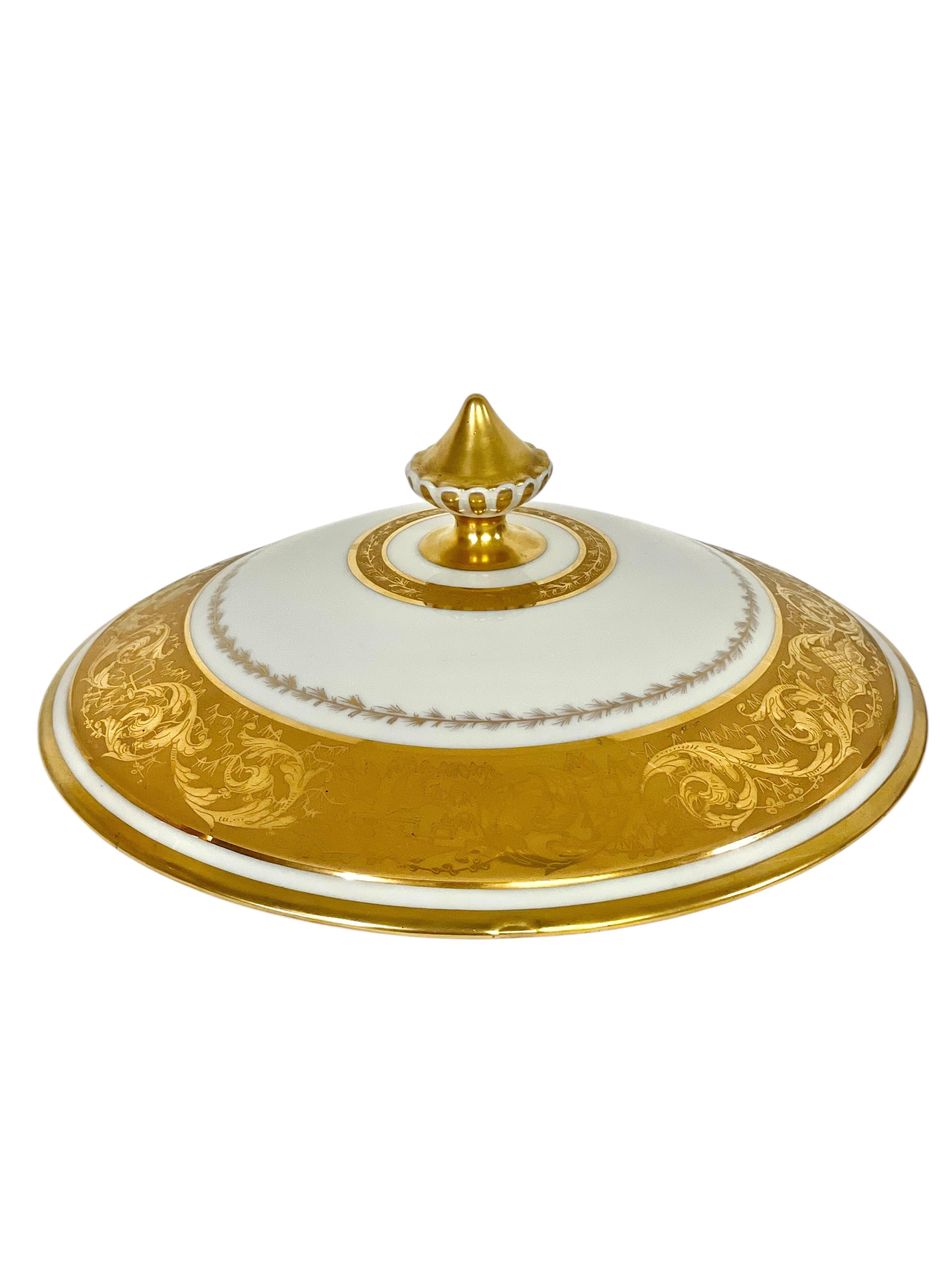 Sopera grande de porcelana dorada y fuente dorada de Camille Le Tallec en venta 6