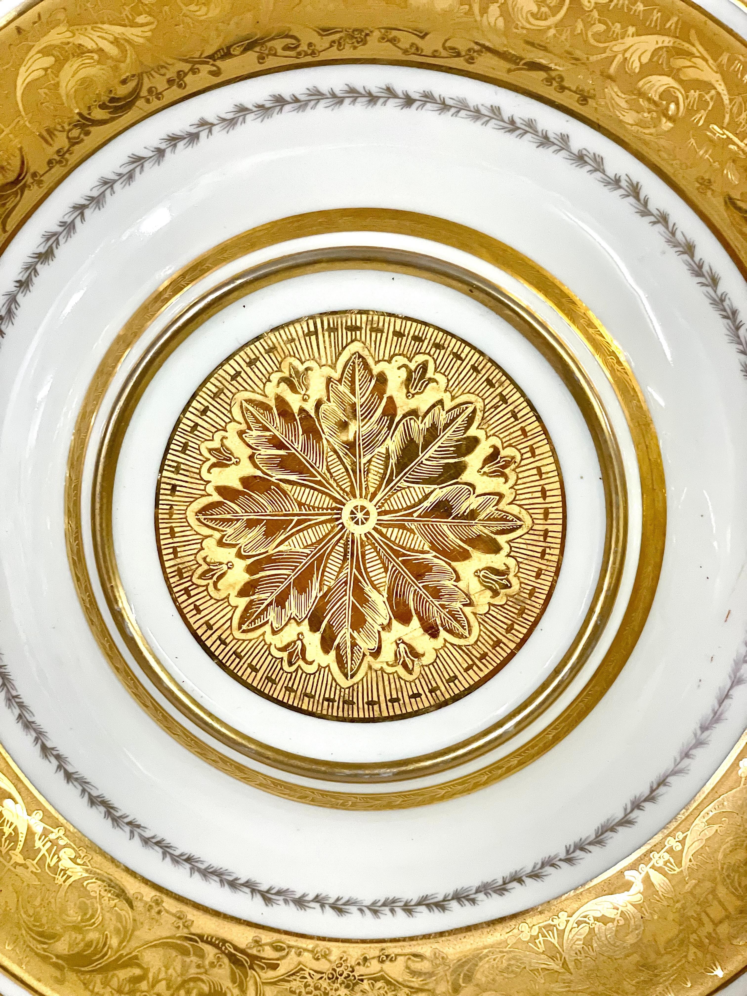 Sopera grande de porcelana dorada y fuente dorada de Camille Le Tallec en venta 9