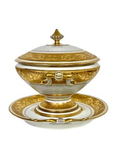 Grande zuppiera in porcellana dorata e piatto d'oro di Camille Le Tallec