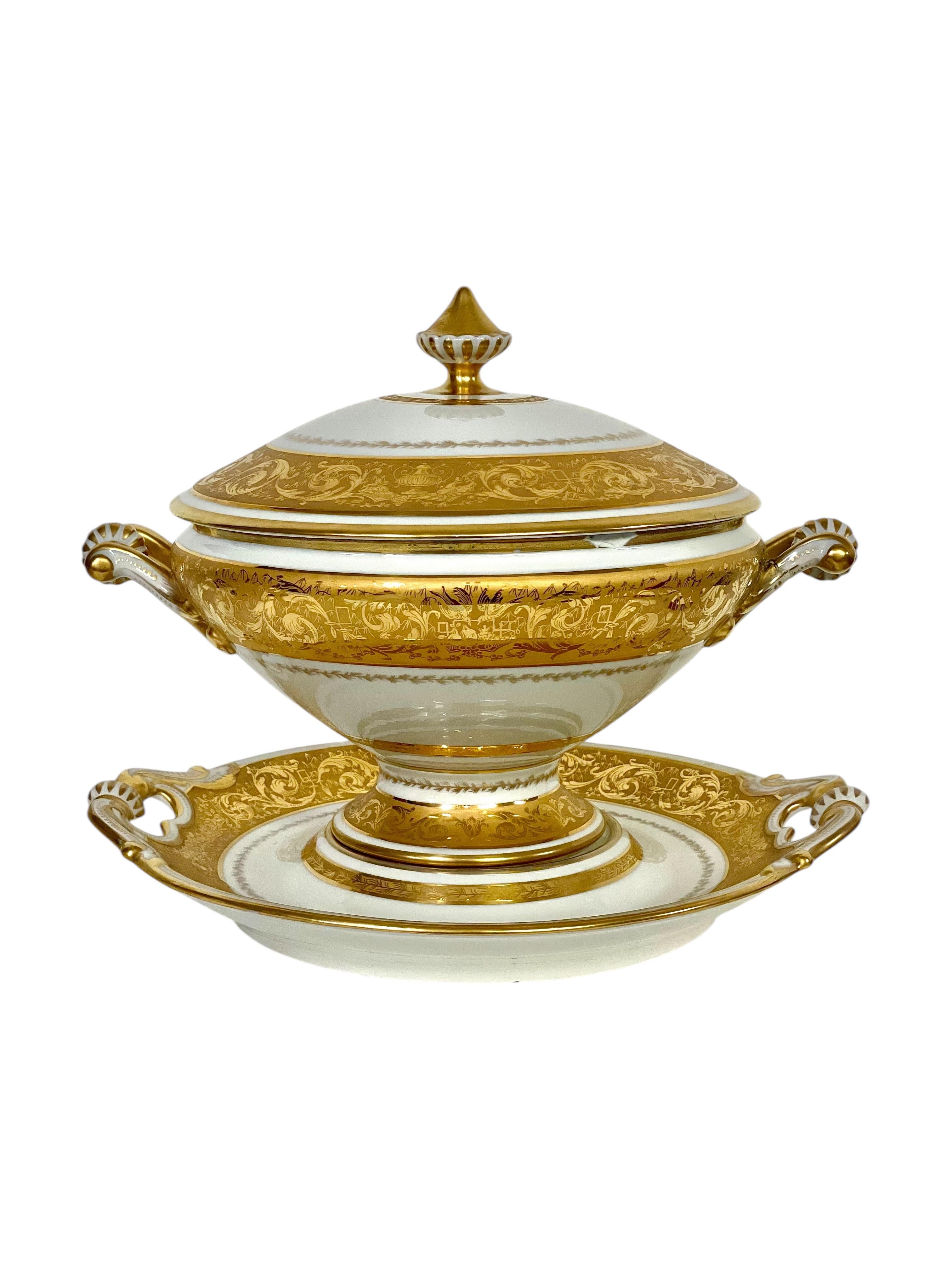 Sopera grande de porcelana dorada y fuente dorada de Camille Le Tallec Francés en venta