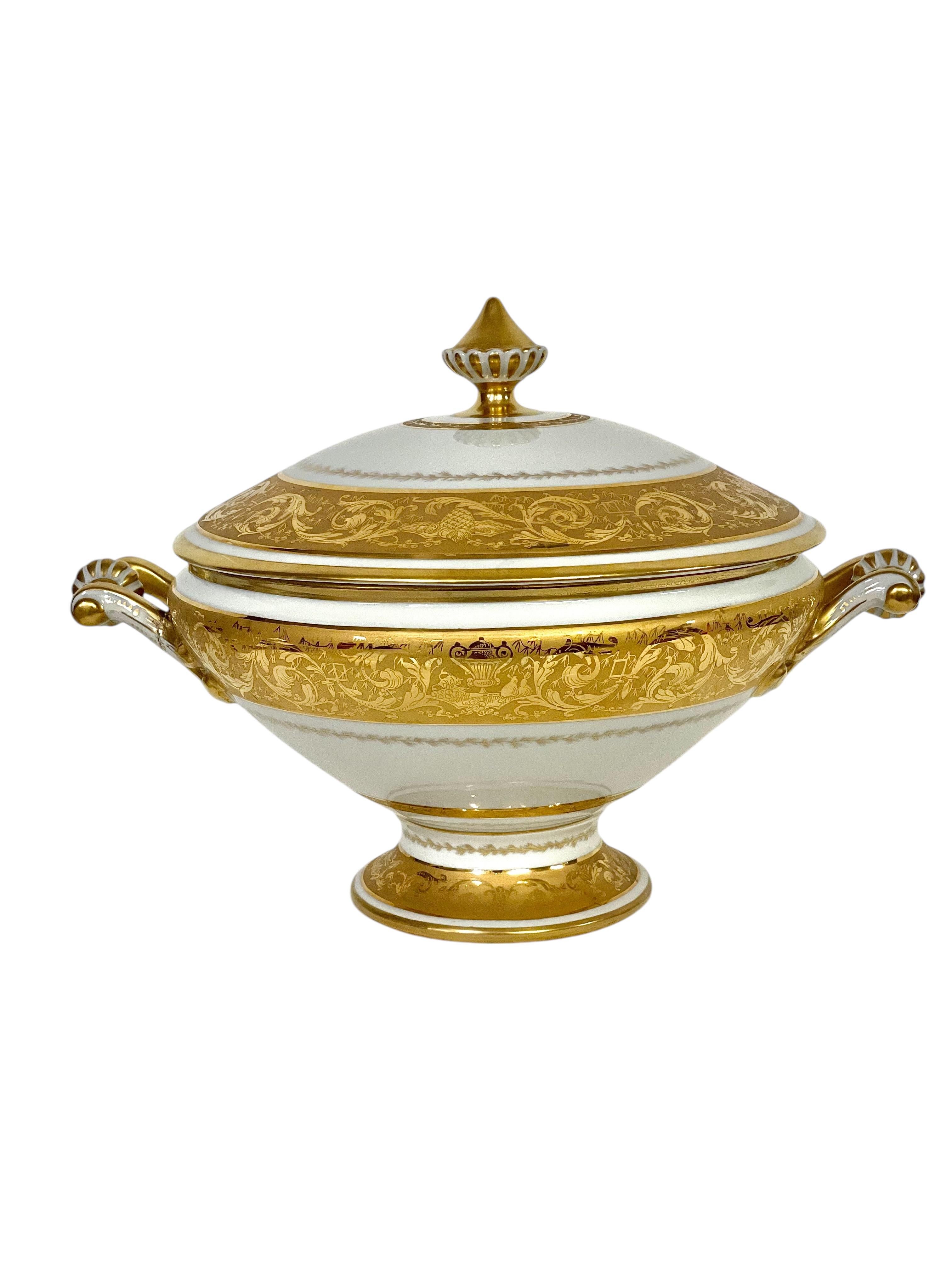 Sopera grande de porcelana dorada y fuente dorada de Camille Le Tallec Dorado en venta