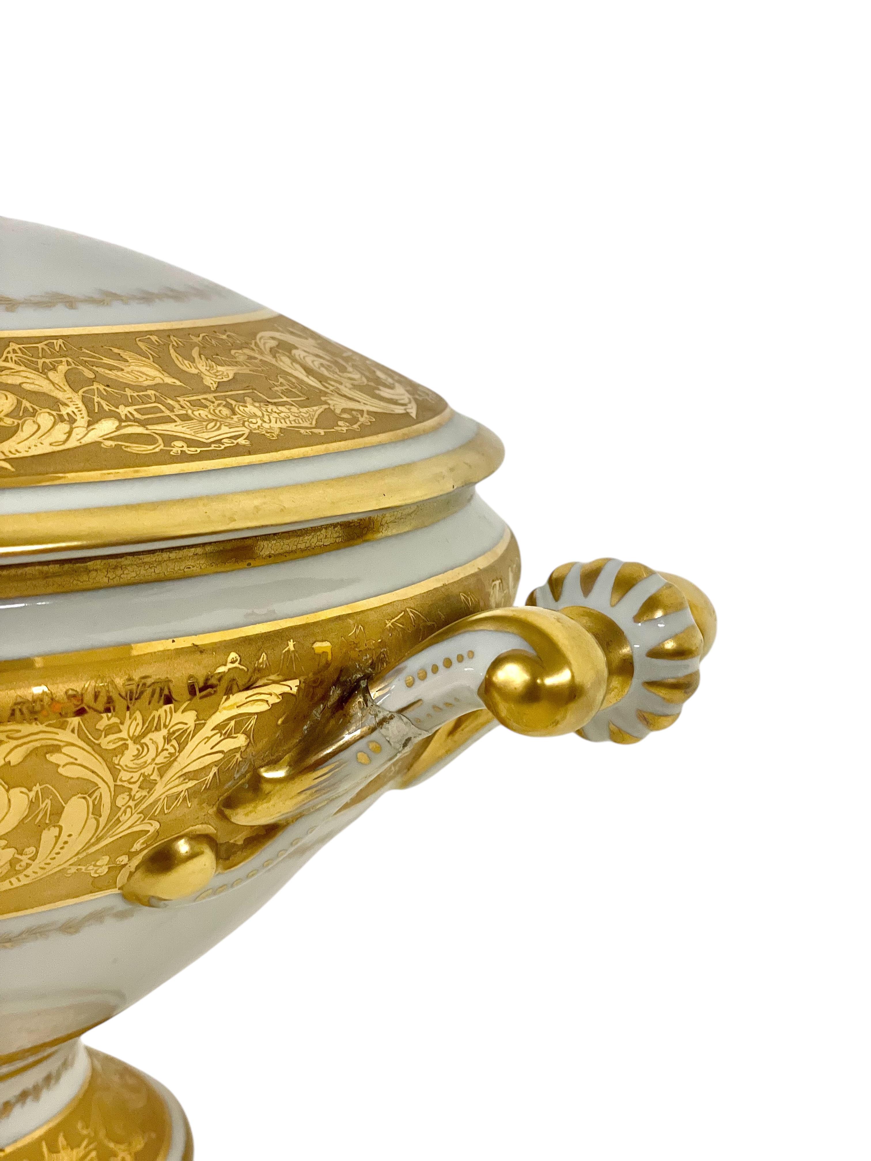 Sopera grande de porcelana dorada y fuente dorada de Camille Le Tallec en Bueno estado para la venta en LA CIOTAT, FR