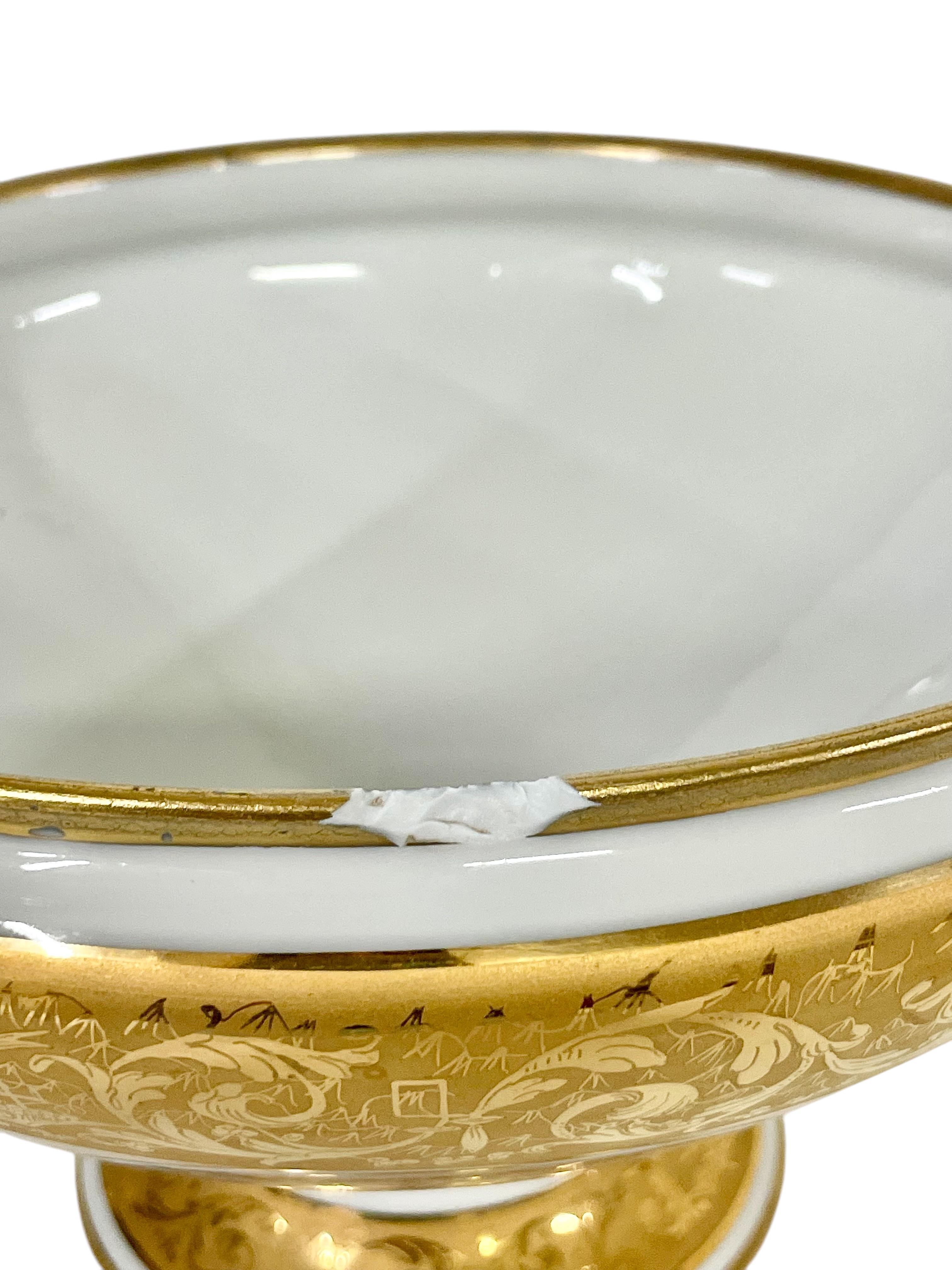 Sopera grande de porcelana dorada y fuente dorada de Camille Le Tallec siglo XX en venta