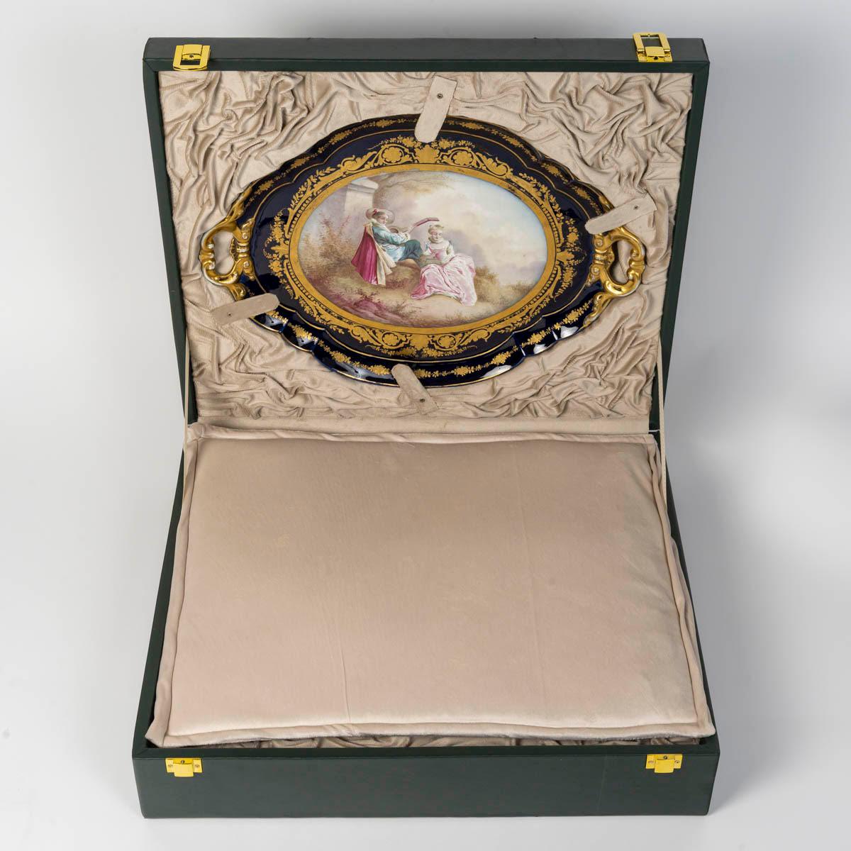 Importante servizio da tè in porcellana di Sèvres, XIX secolo, periodo Napoleone III.

Servizio da tè del XIX secolo, periodo Napoleone III, in porcellana di Sèvres, nella sua scatola.
Scatola: H: 15,5 cm, L: 53 cm, P: 45 cm