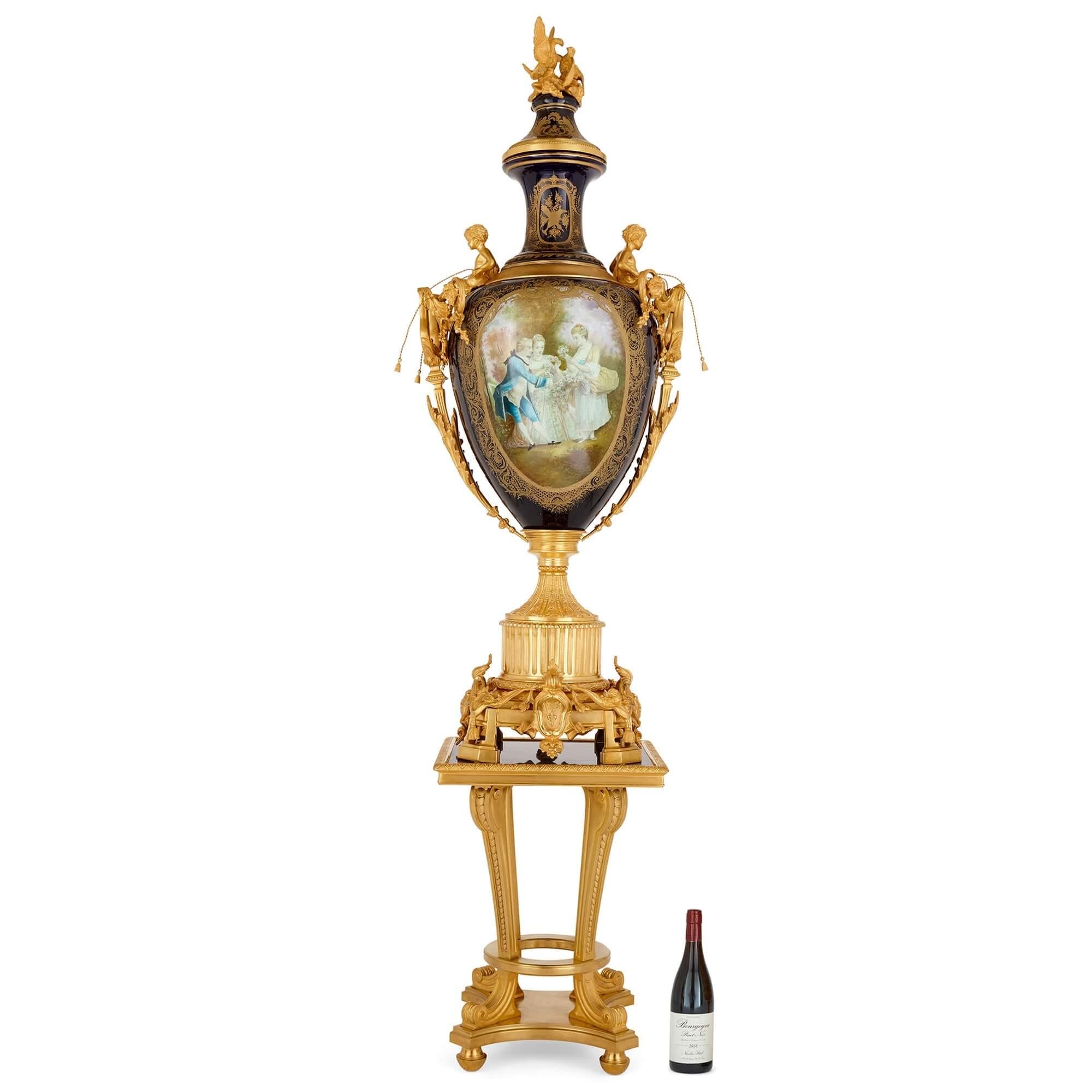 Grand vase en porcelaine de style Sèvres monté sur bronze doré avec piédestal en vente 5