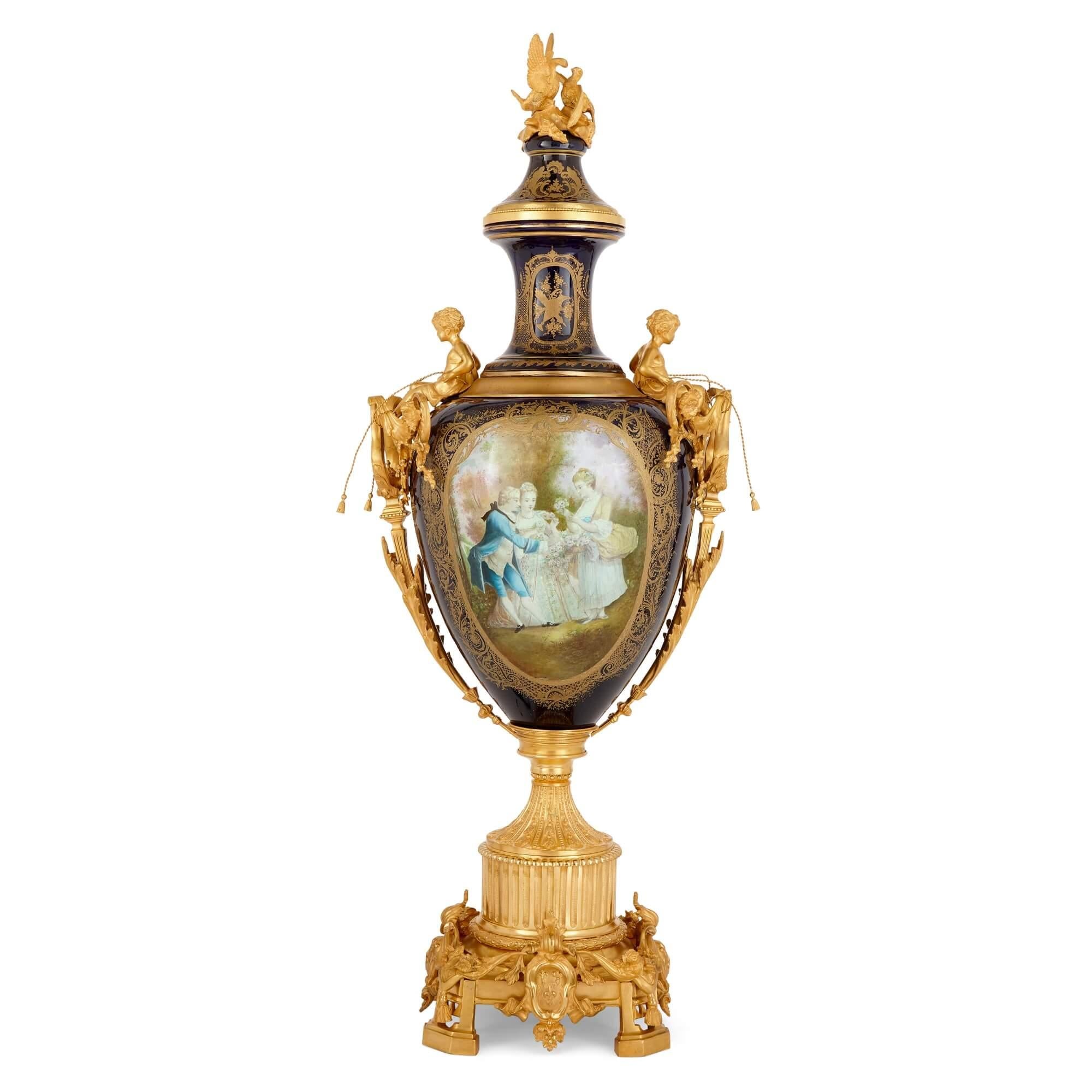 Grand vase en porcelaine de style Sèvres, monté sur bronze doré, avec piédestal.
Français, début du 20e siècle
Vase : hauteur 162cm, largeur 63cm, profondeur 48cm
Support : hauteur 66cm, largeur 48cm, profondeur 48cm

Ce vase en porcelaine de style