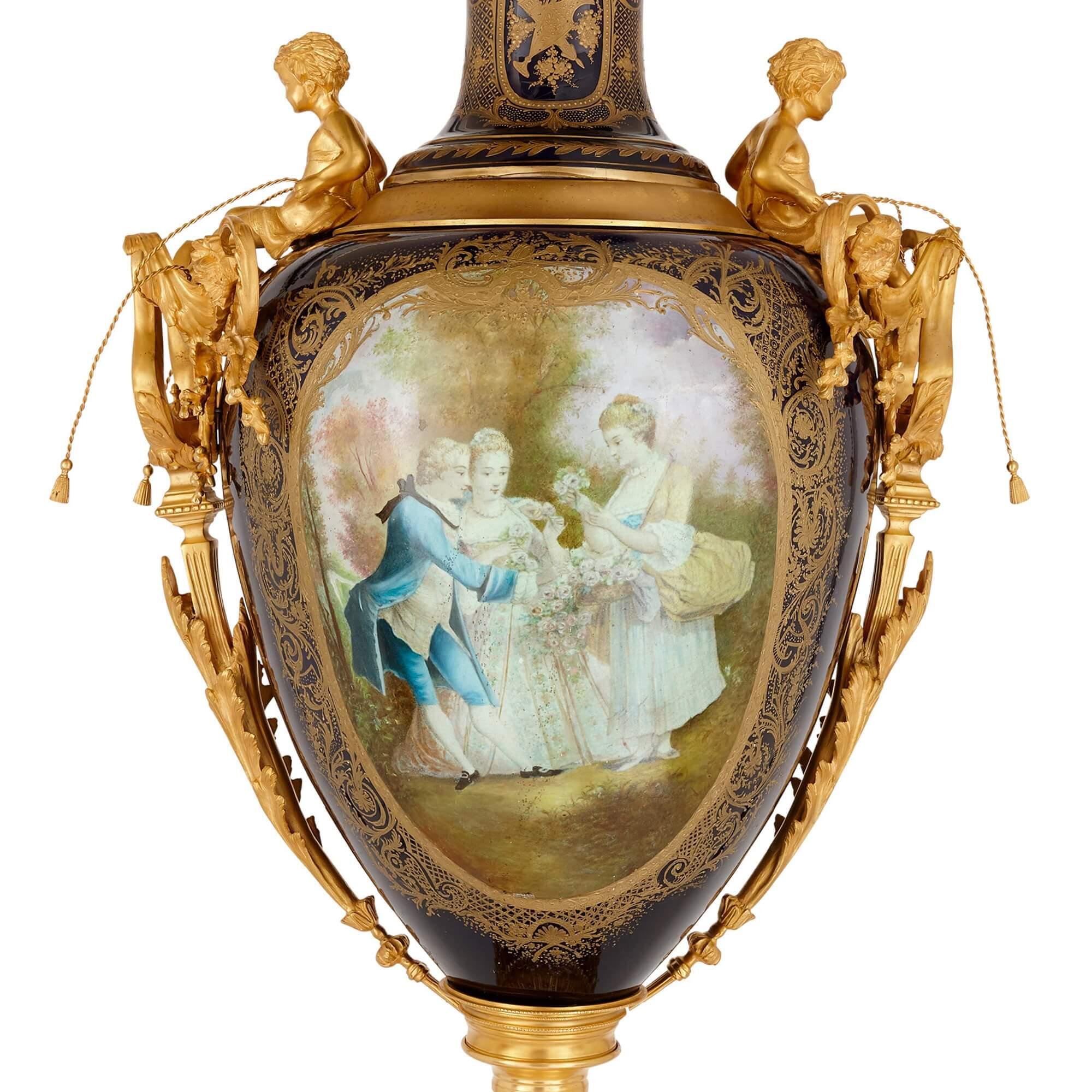 Néoclassique Grand vase en porcelaine de style Sèvres monté sur bronze doré avec piédestal en vente