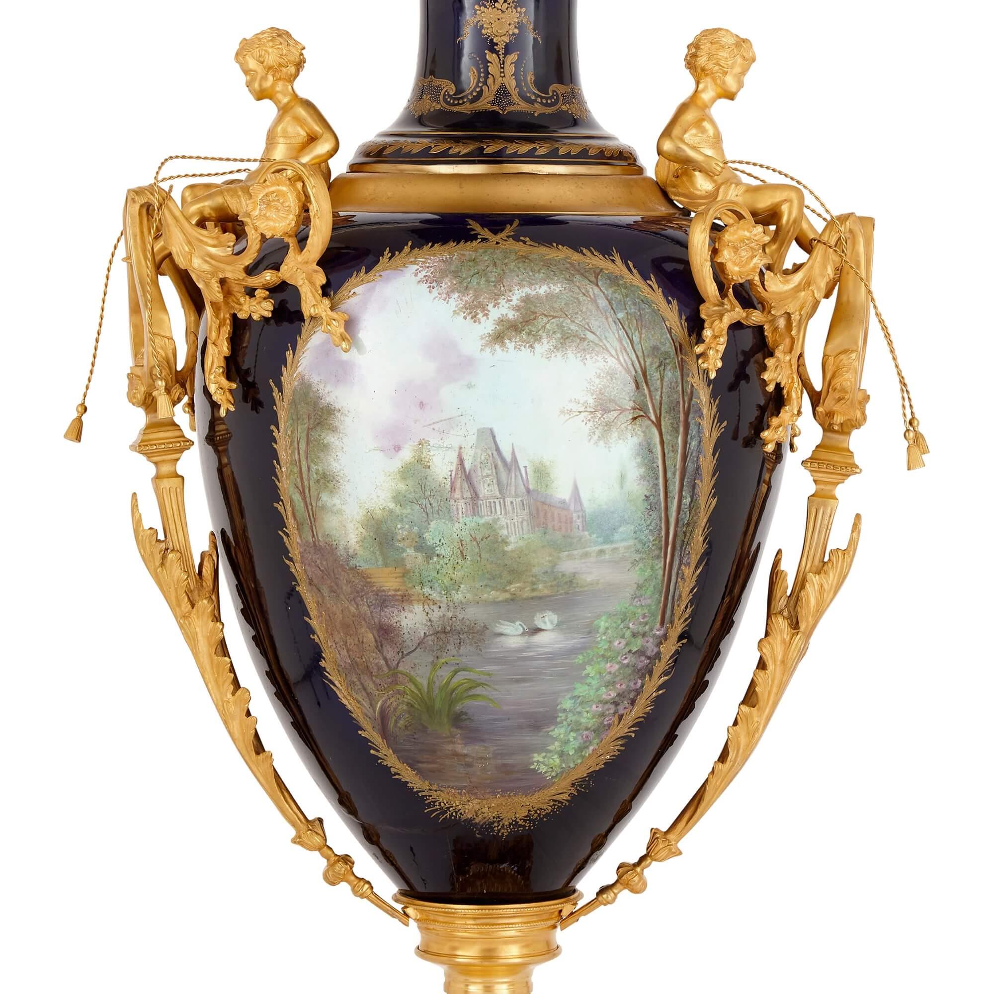 Français Grand vase en porcelaine de style Sèvres monté sur bronze doré avec piédestal en vente