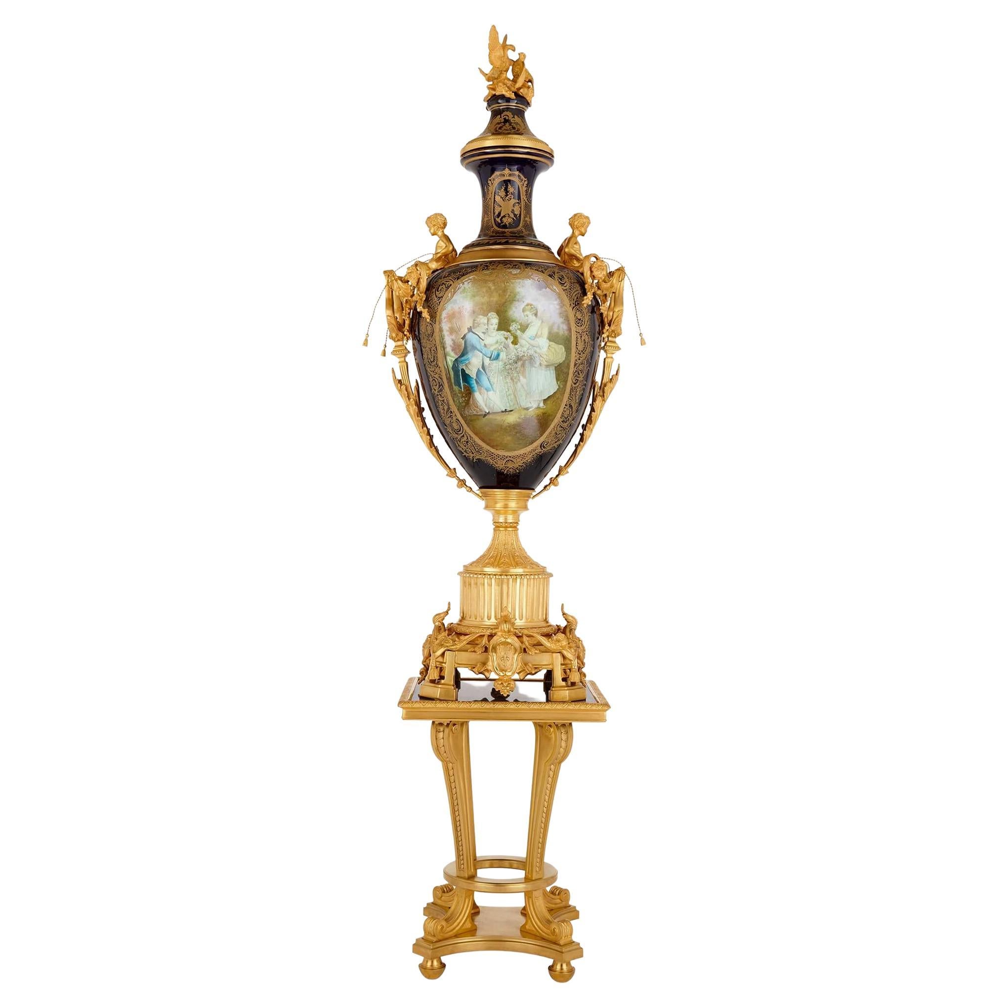 Grand vase en porcelaine de style Sèvres monté sur bronze doré avec piédestal