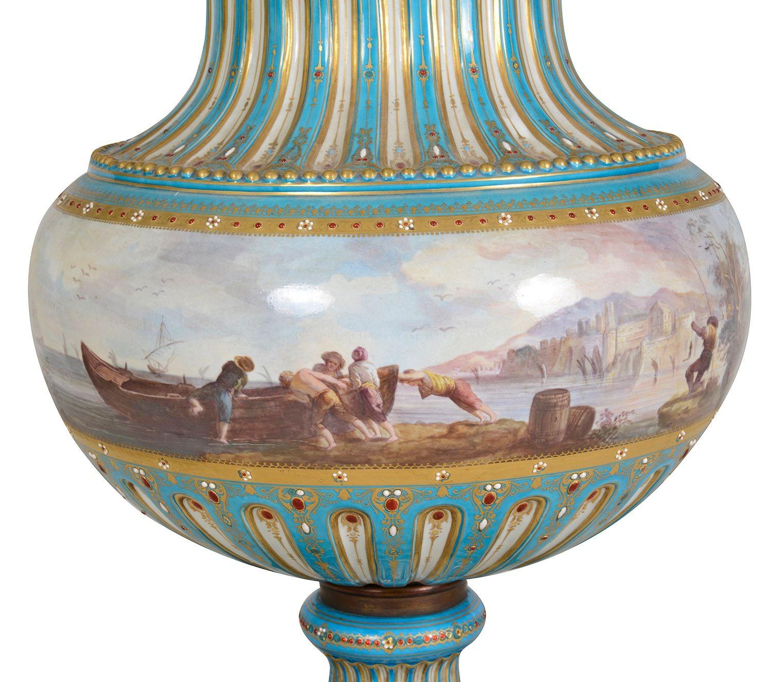 Este exquisito jarrón de popurrí con tapa de porcelana francesa de finales del siglo XIX, de estilo Sevres, mide unos impresionantes 56 cm de altura y muestra la elegancia y el arte característicos de la época. El jarrón presenta intrincadas escenas