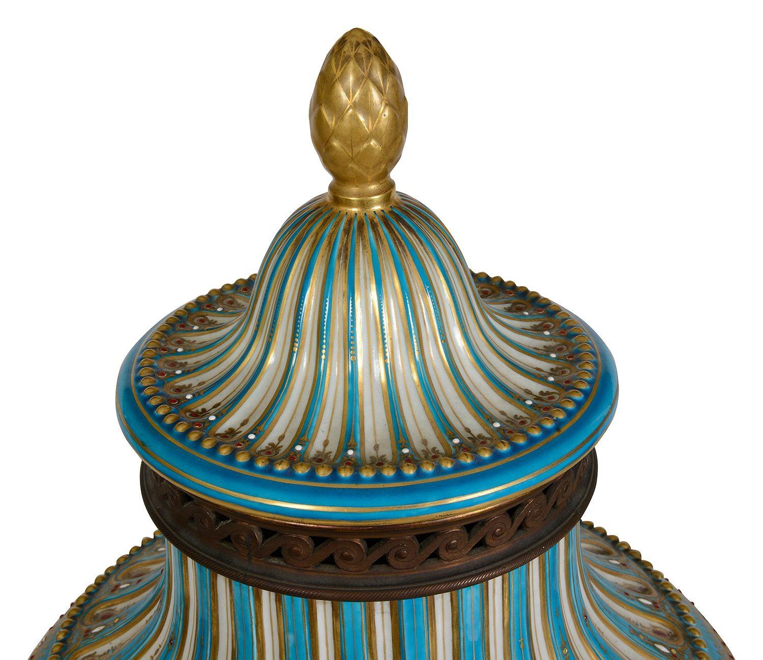 Gran jarrón con tapa estilo Sevres, hacia 1880, 56 cm Francés en venta