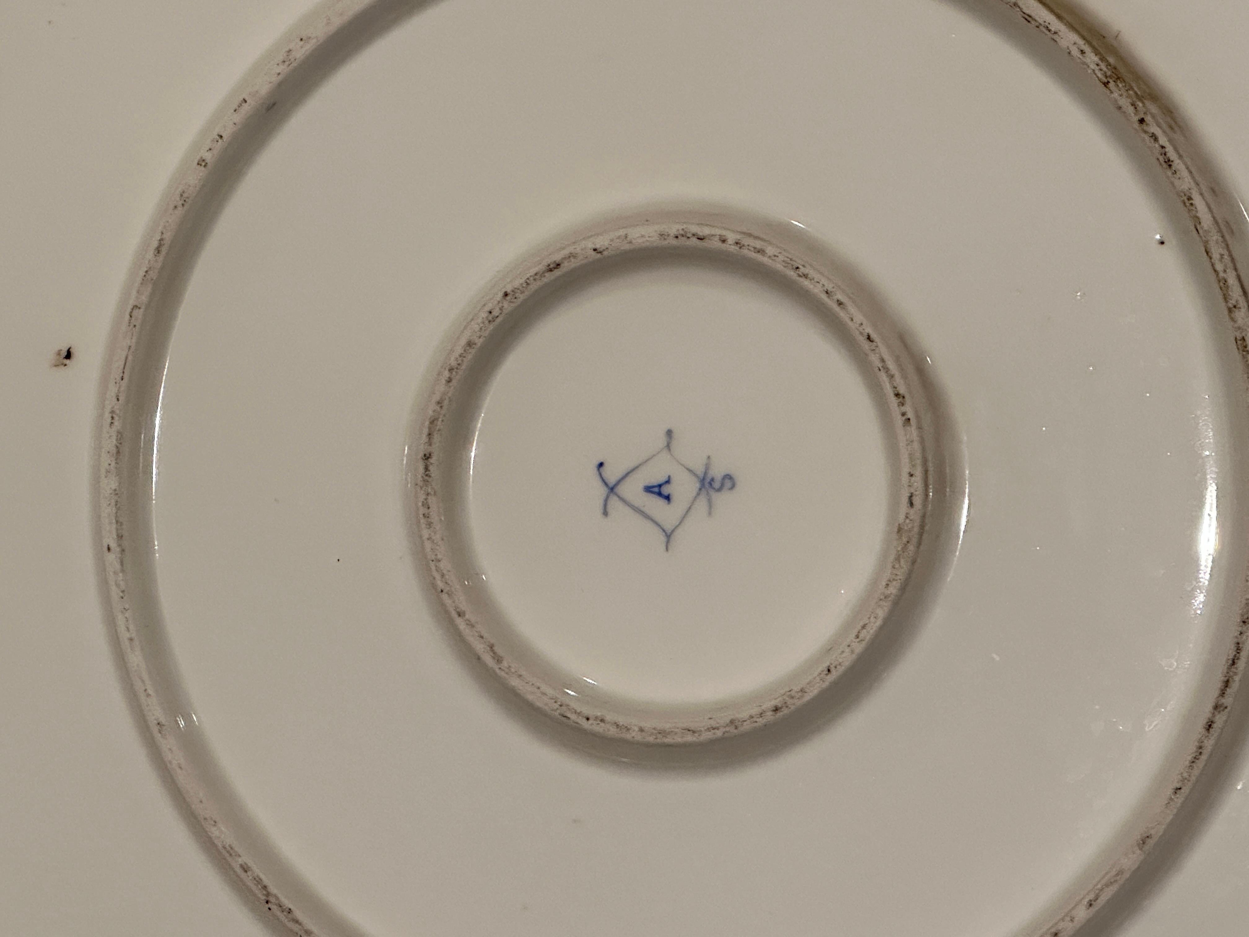 Porcelaine Grand chargeur en porcelaine de Sèvres en vente