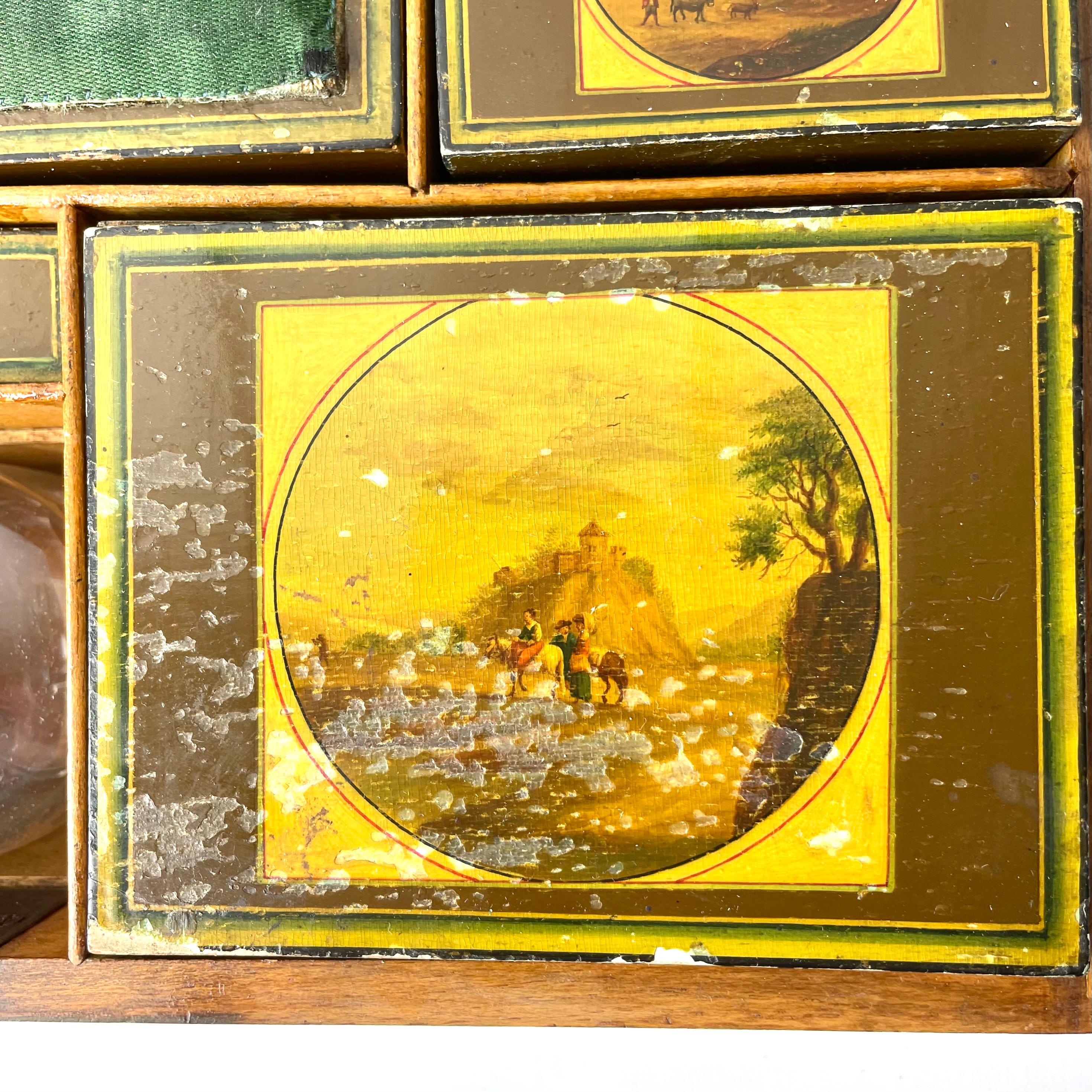 Grande boîte à couture en laque avec scènes pastorales, début du 19ème siècle en vente 4