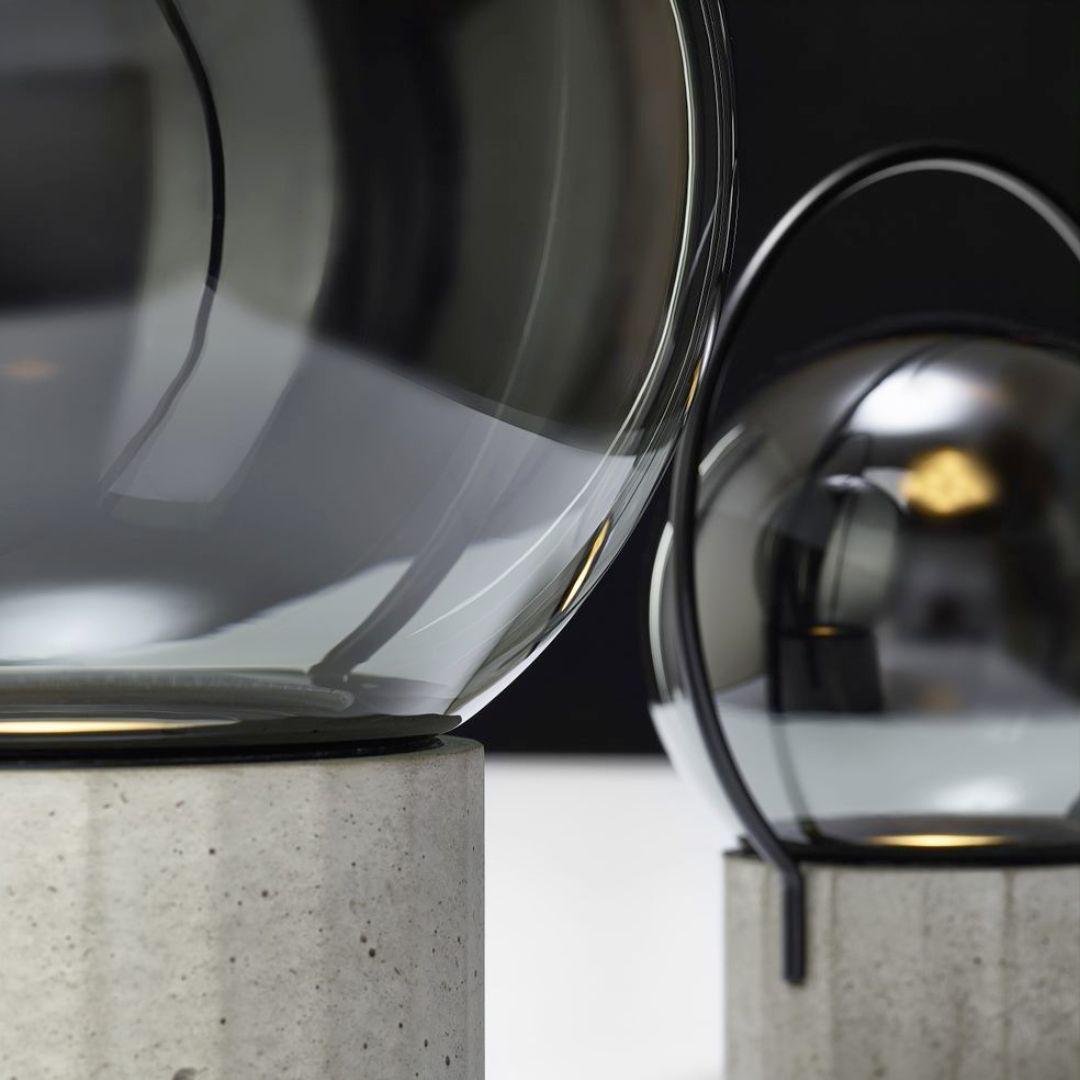Große, aufladbare Tischlampe „Sfera“ aus mundgeblasenem Glas in Rauchgrau von Brokis (Pulverbeschichtet) im Angebot