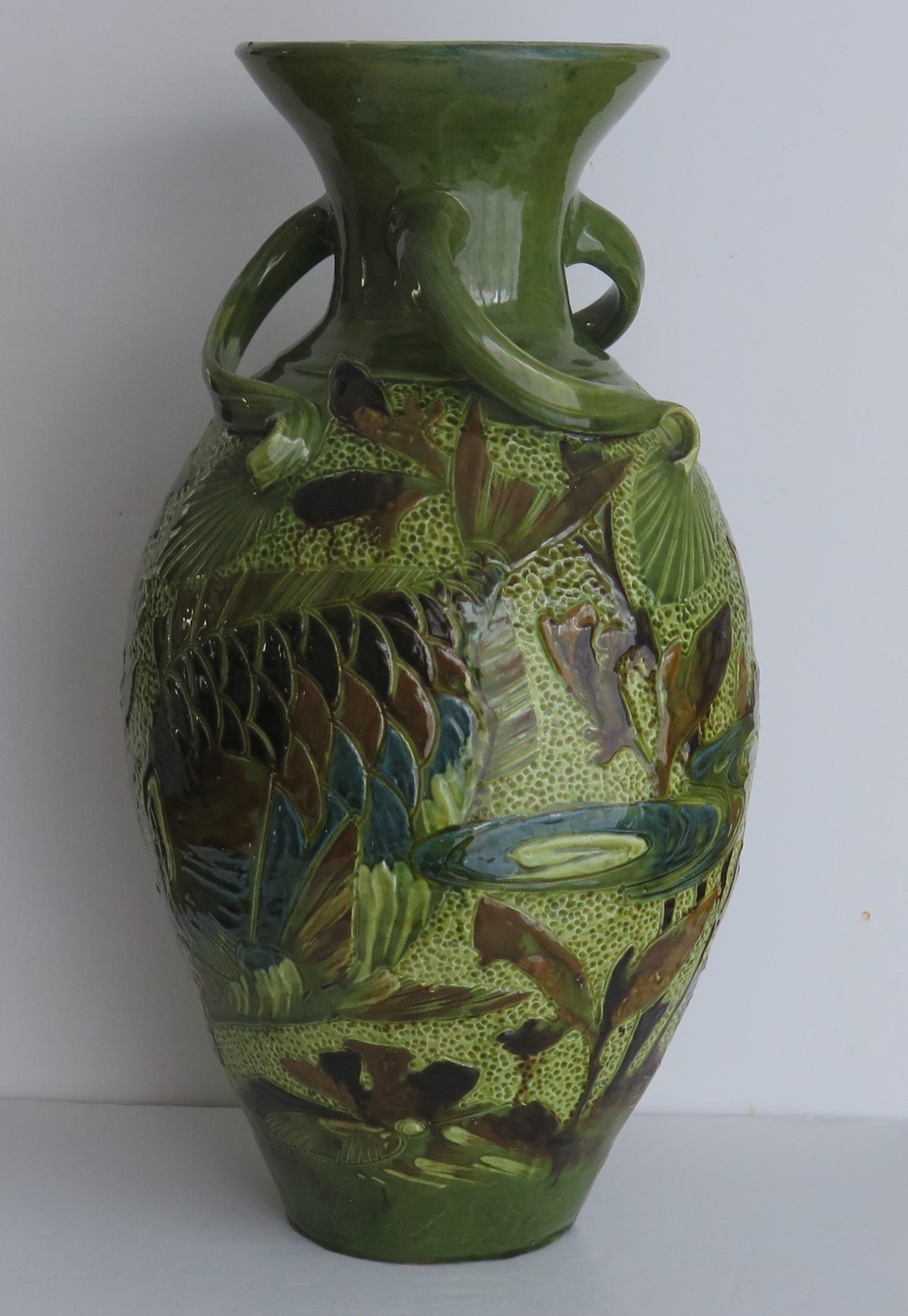 Inglese Grande vaso a forma di pesce graffito in ceramica di W L Baron Barnstaple Devon, 1909 circa in vendita