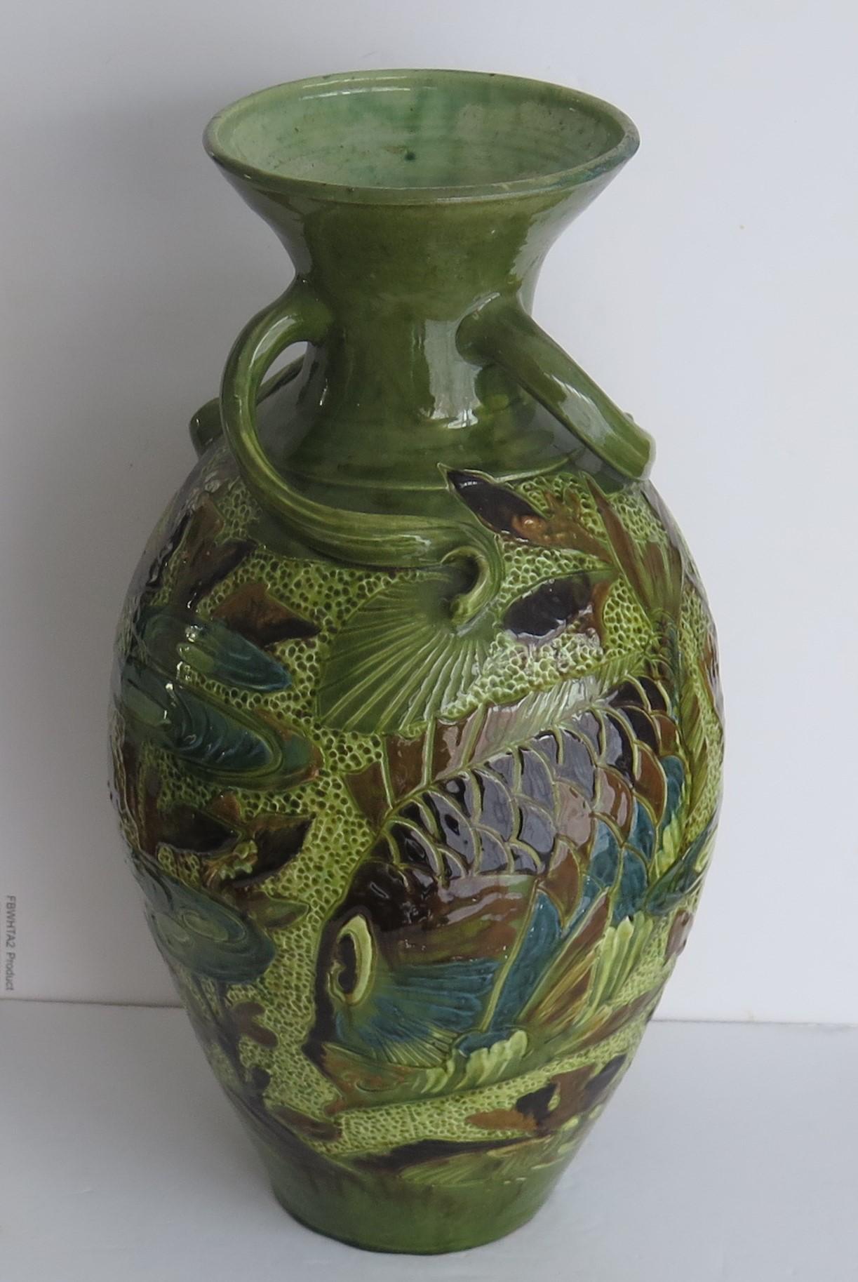 Fatto a mano Grande vaso a forma di pesce graffito in ceramica di W L Baron Barnstaple Devon, 1909 circa in vendita