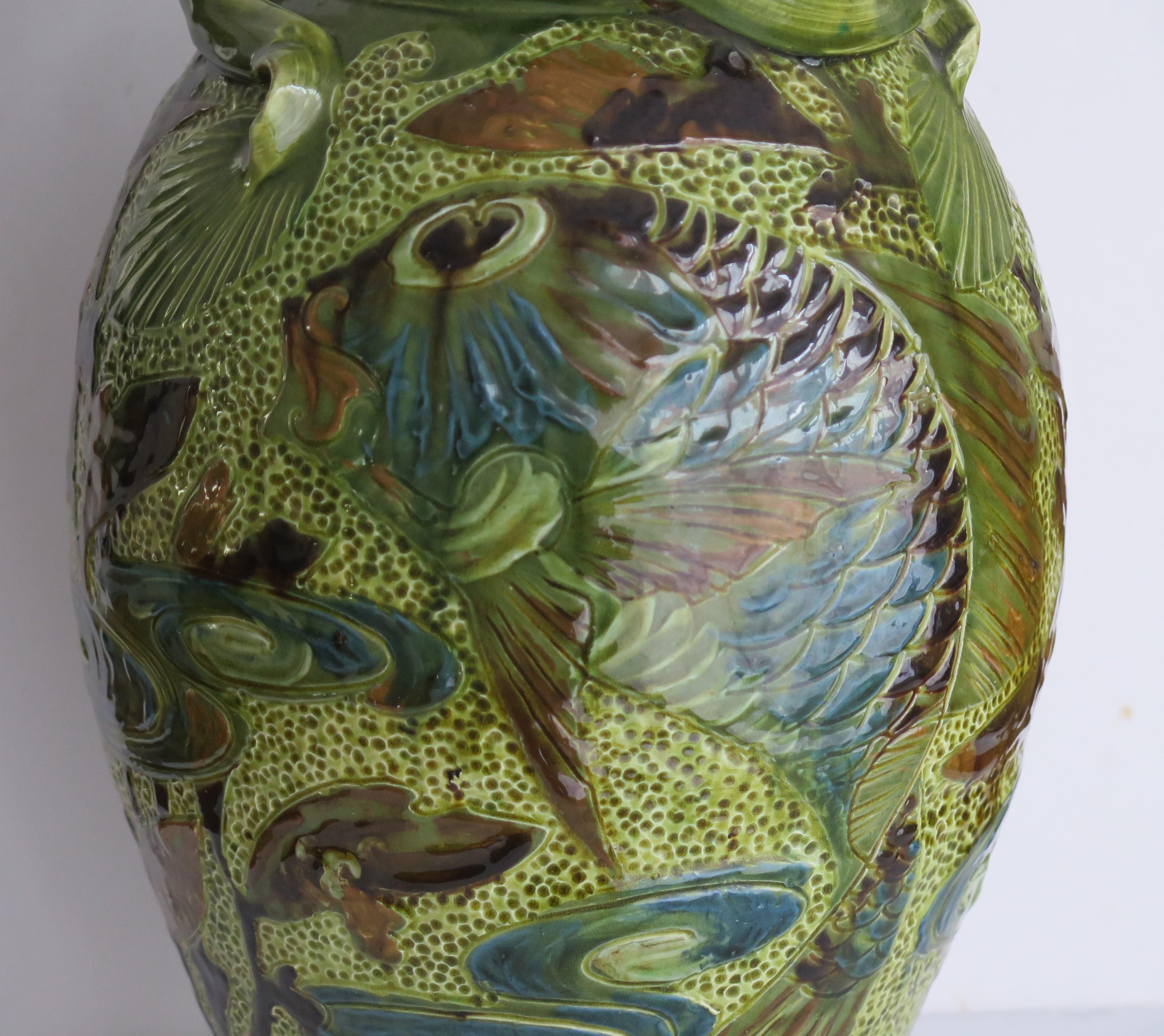 Cotto Grande vaso a forma di pesce graffito in ceramica di W L Baron Barnstaple Devon, 1909 circa in vendita