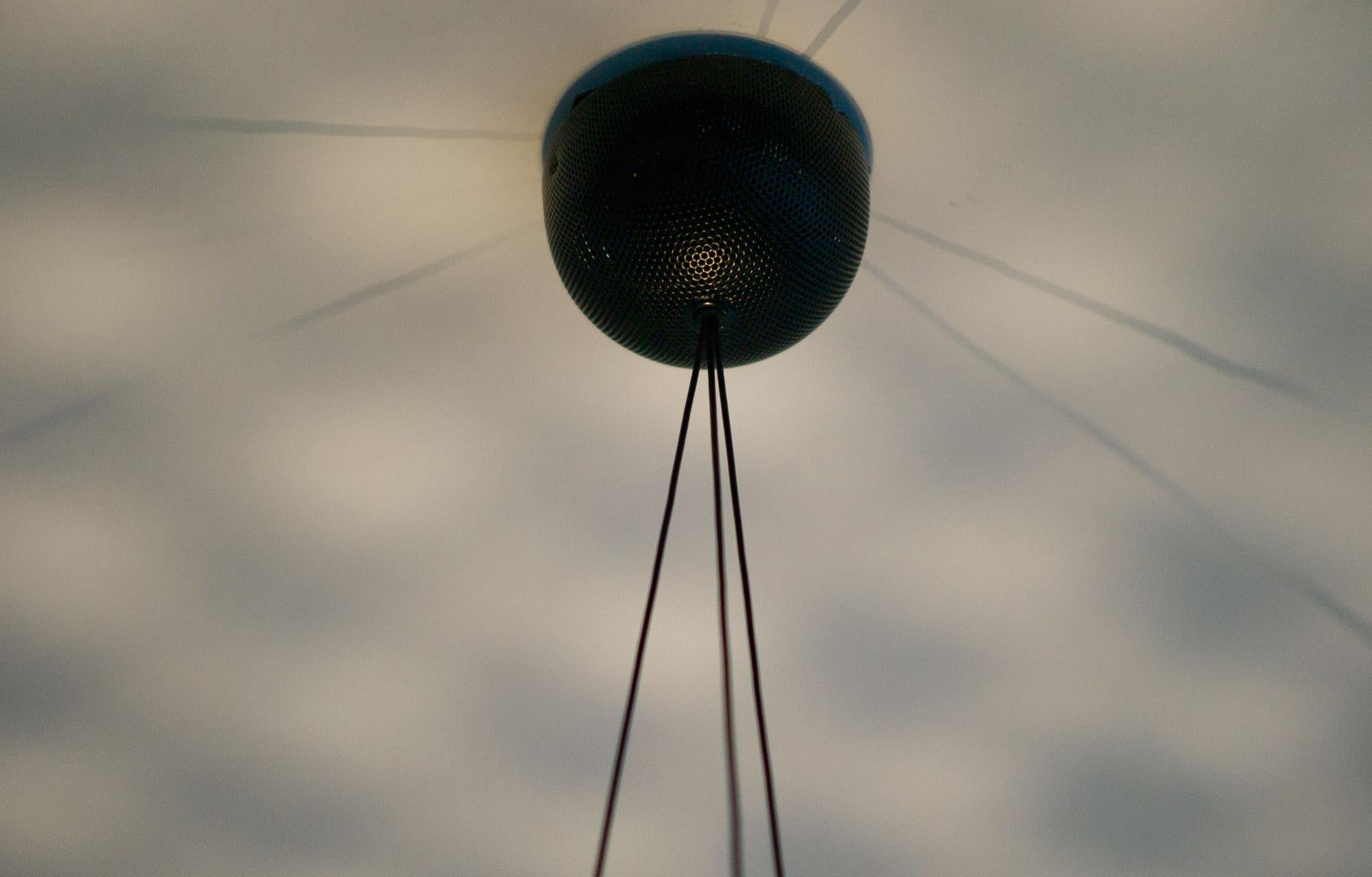 Émaillé Grande lampe à suspension Sguish de Fabio di Bartolome