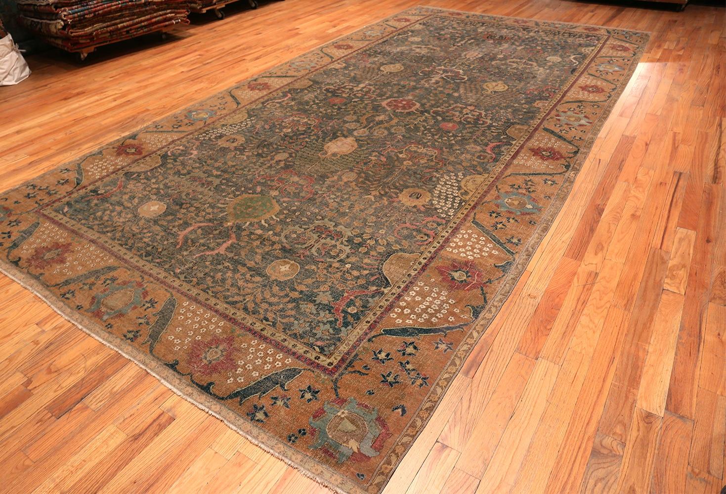 Antique 17th Century Persian Isfahan Rug. 9ft x 18 ft 4in For Sale 3