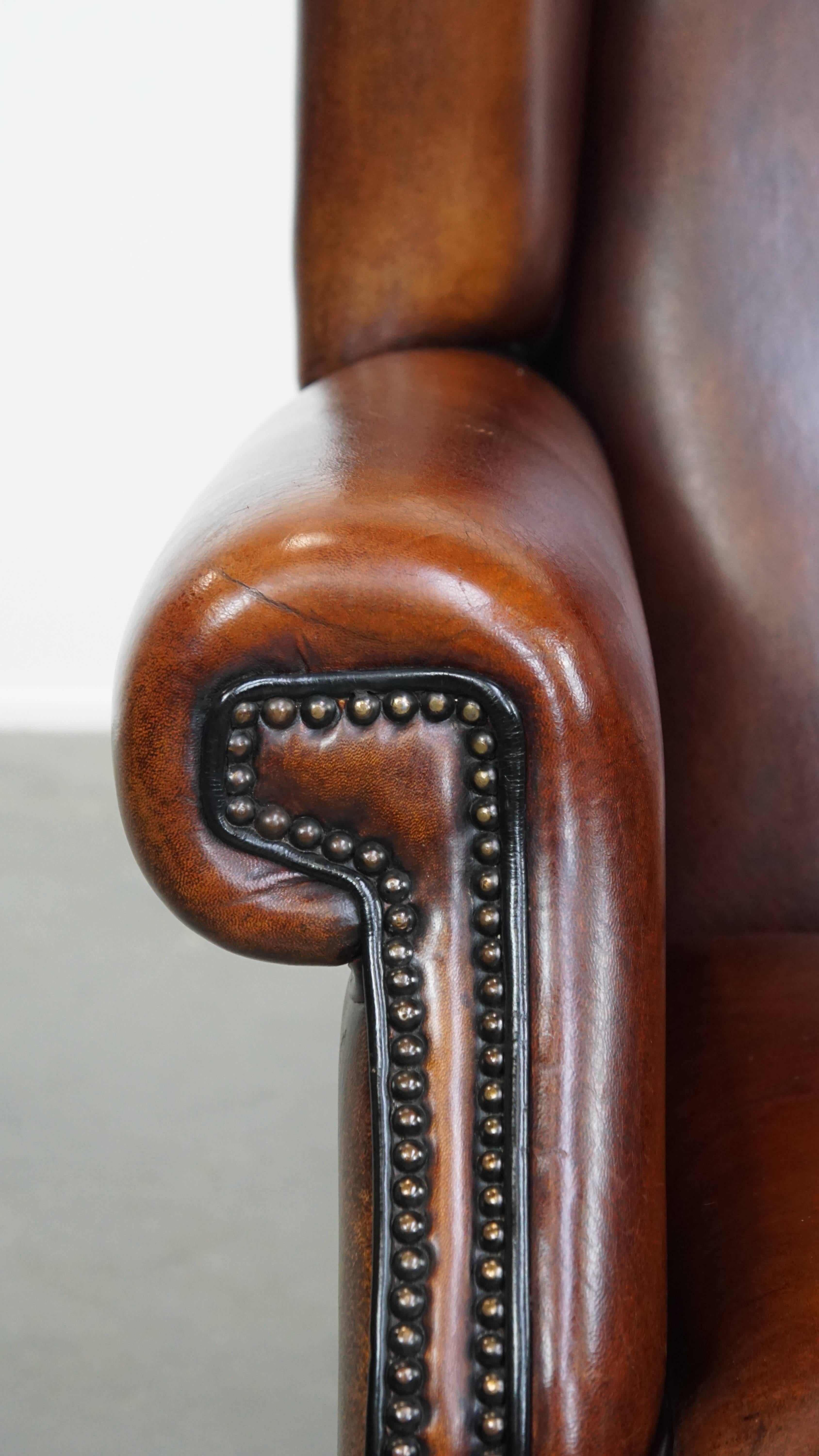 Sedia Wingback grande in pelle di pecora con bordatura nera in vendita 3