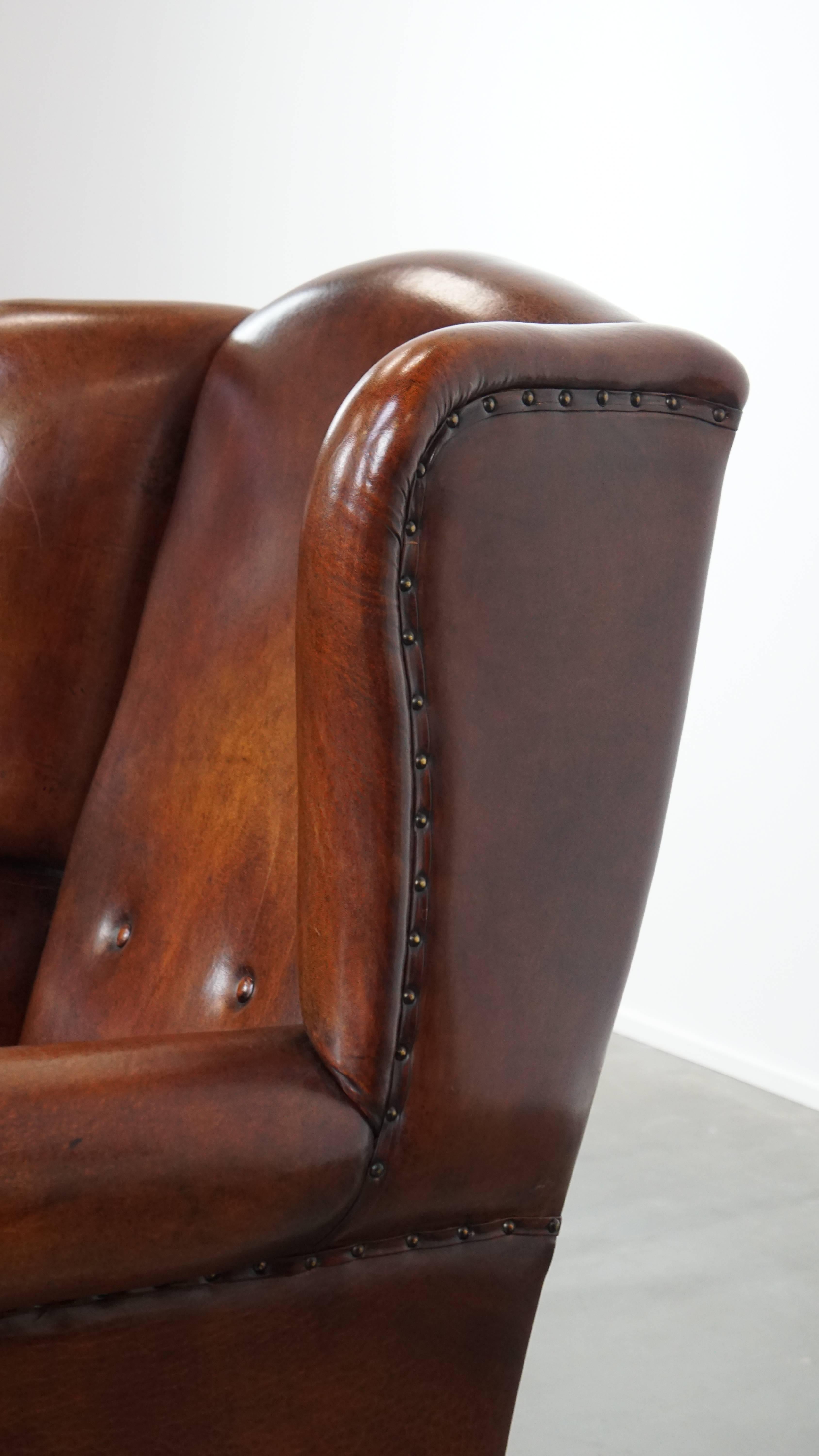 Sedia Wingback grande in pelle di pecora con bordatura nera in vendita 4