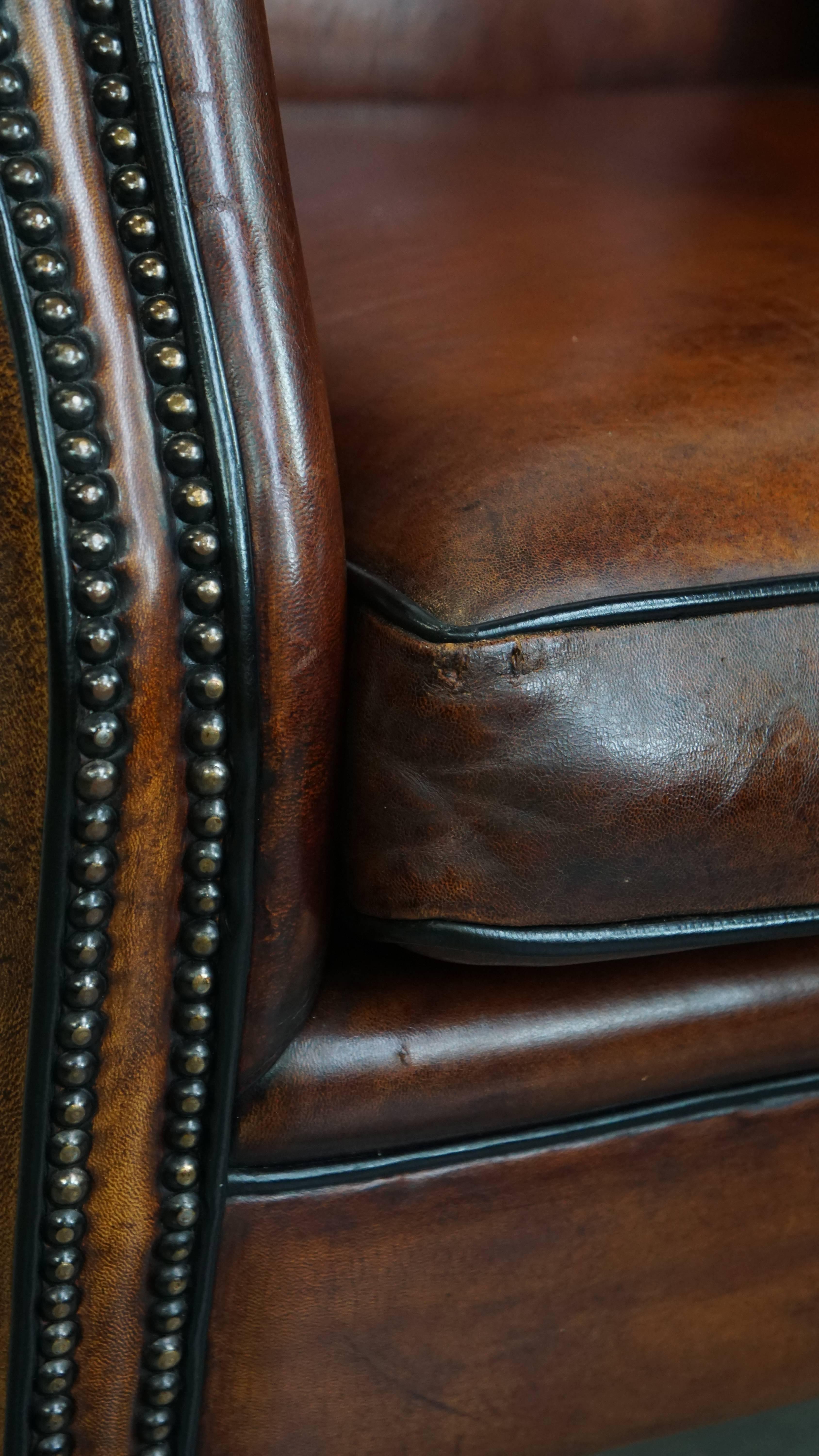 Sedia Wingback grande in pelle di pecora con bordatura nera in vendita 6