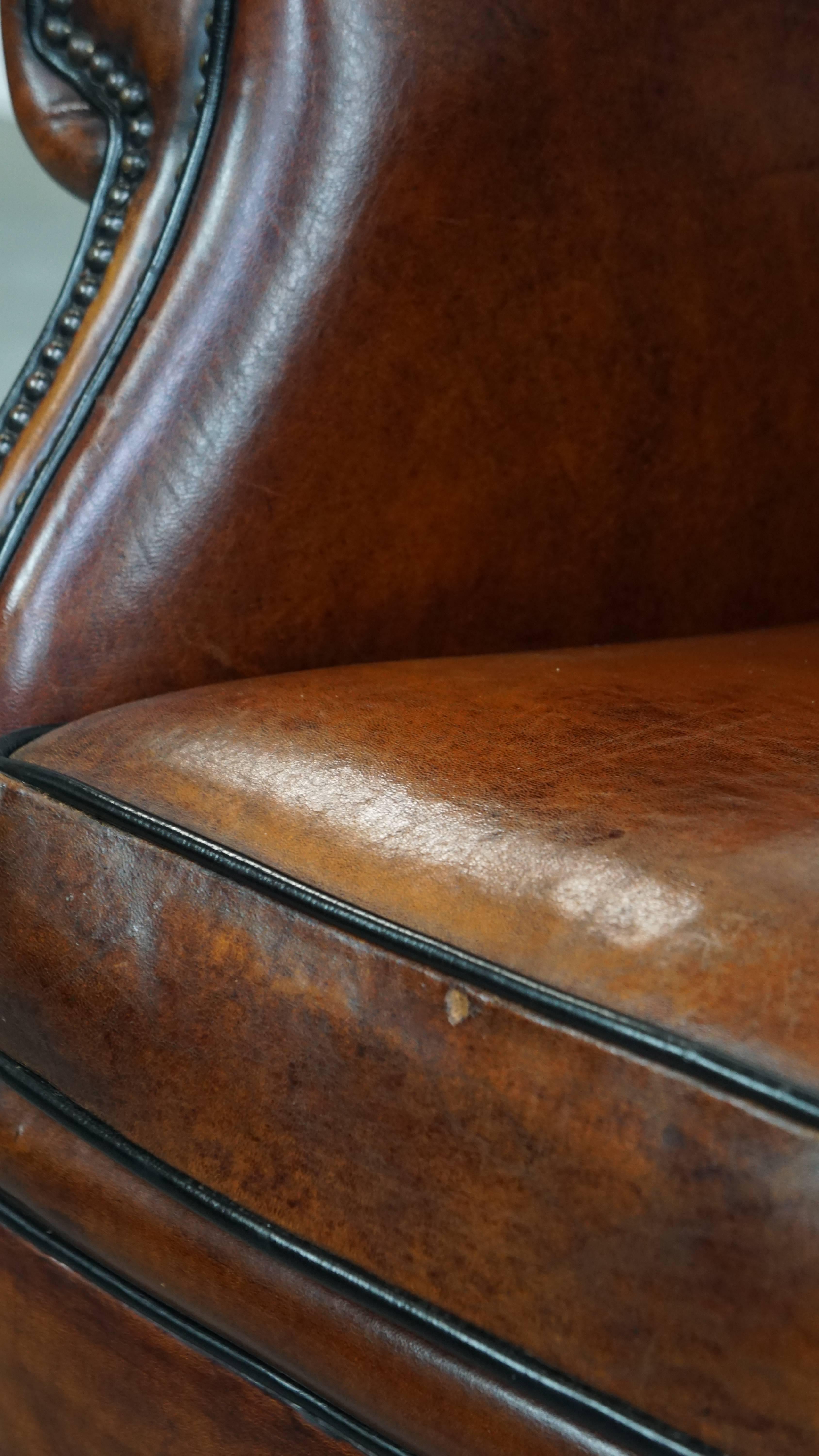 Sedia Wingback grande in pelle di pecora con bordatura nera in vendita 7