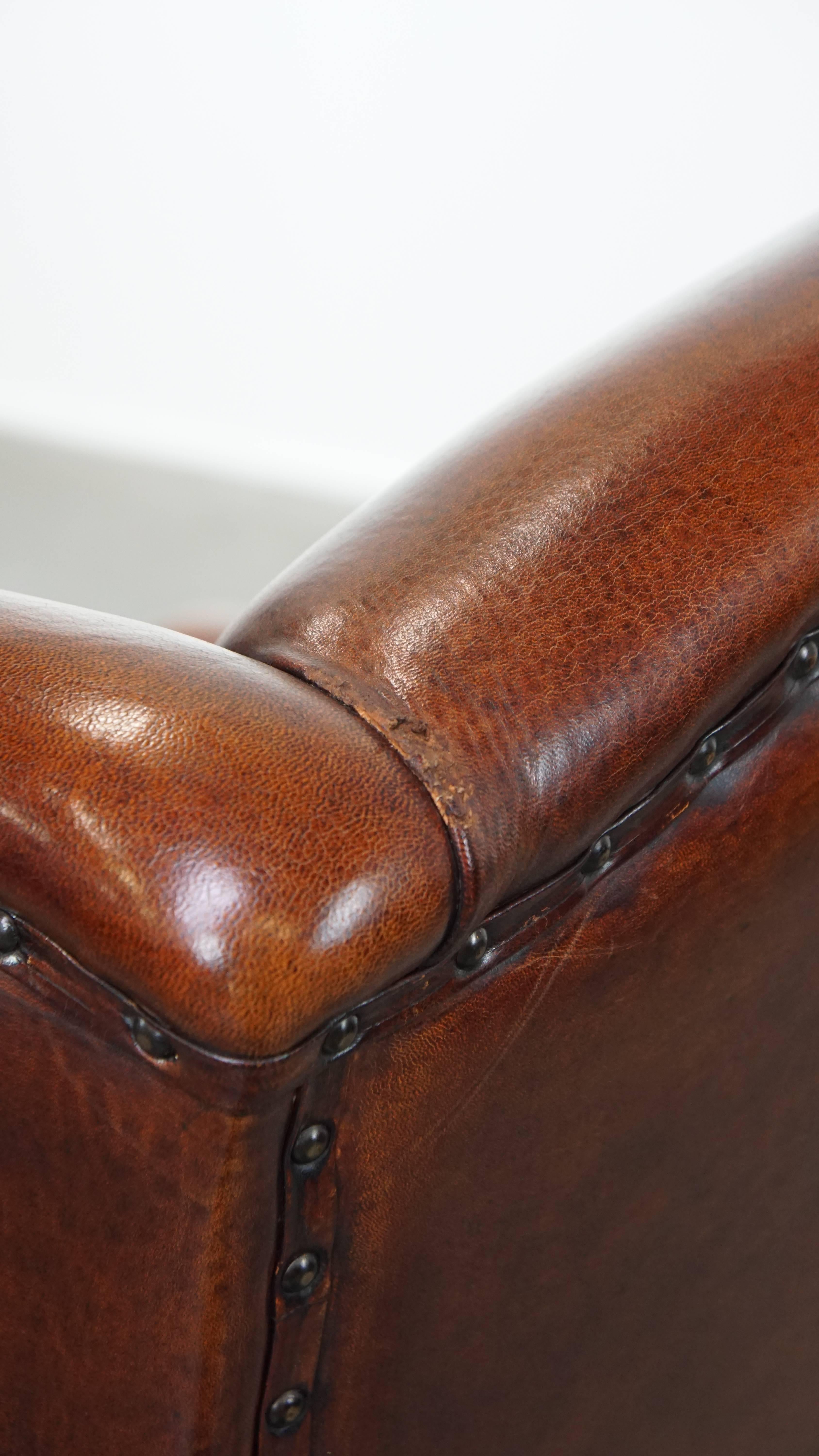 Sedia Wingback grande in pelle di pecora con bordatura nera in vendita 8