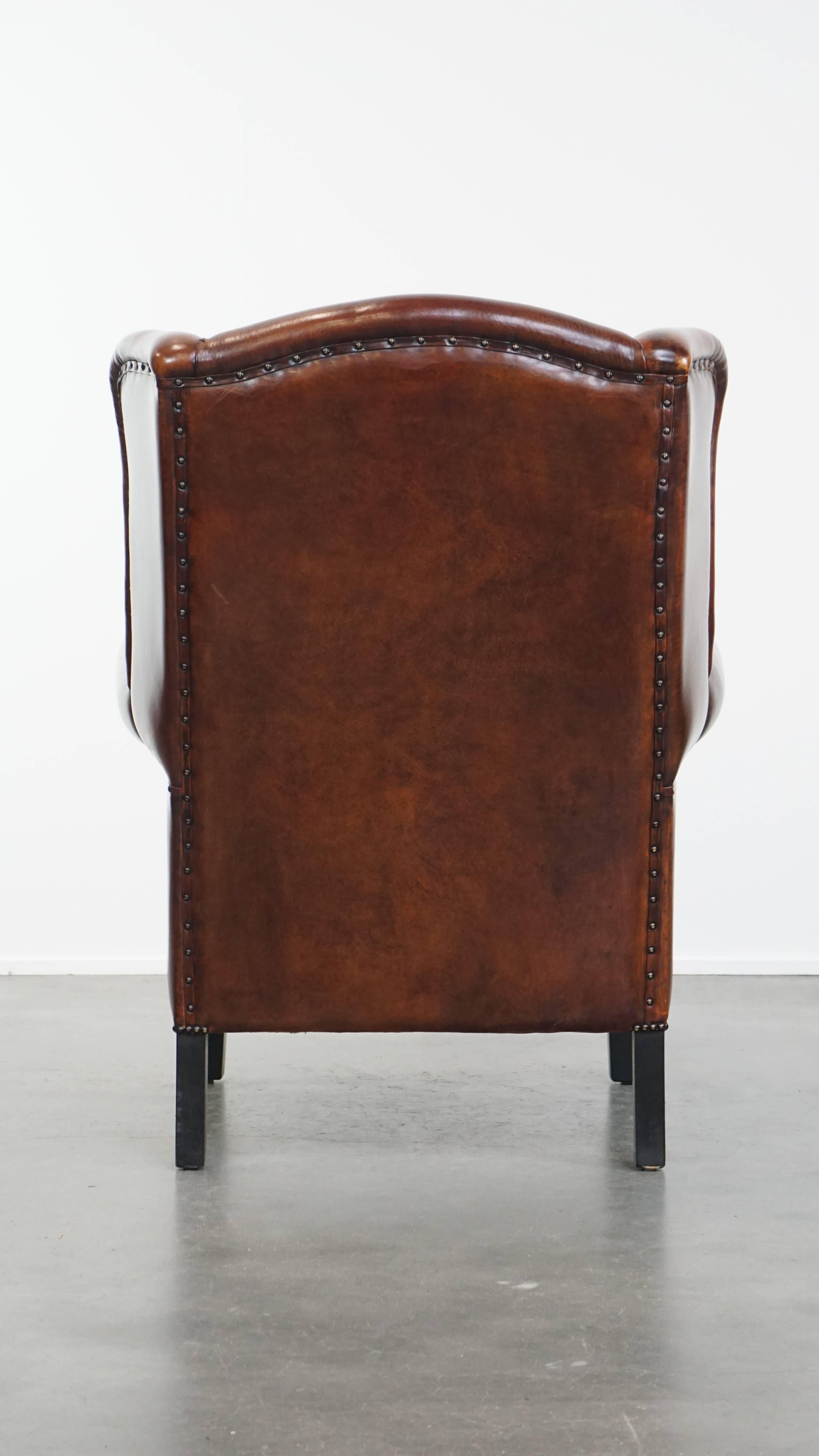 Fatto a mano Sedia Wingback grande in pelle di pecora con bordatura nera in vendita