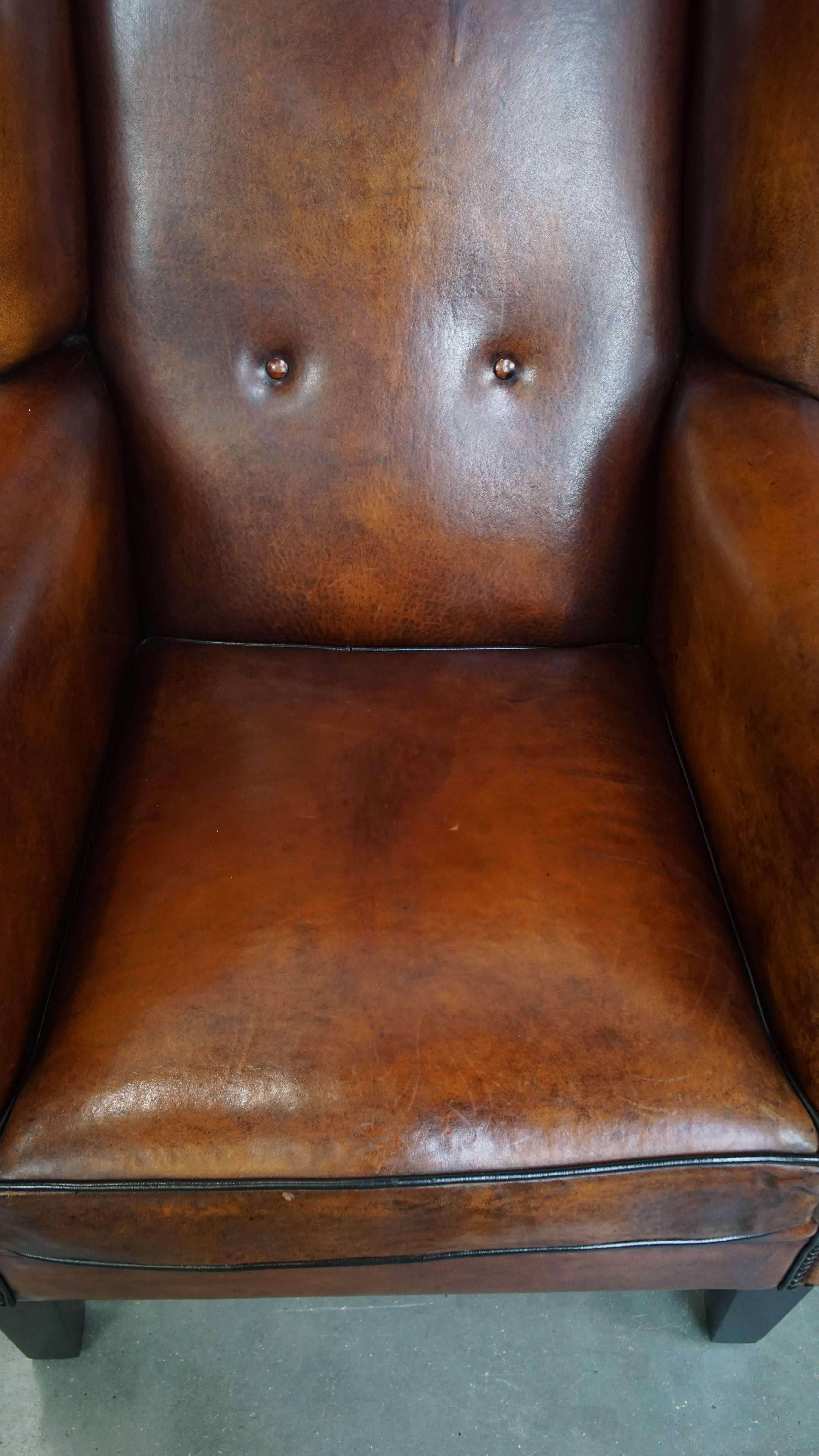 XXI secolo e contemporaneo Sedia Wingback grande in pelle di pecora con bordatura nera in vendita