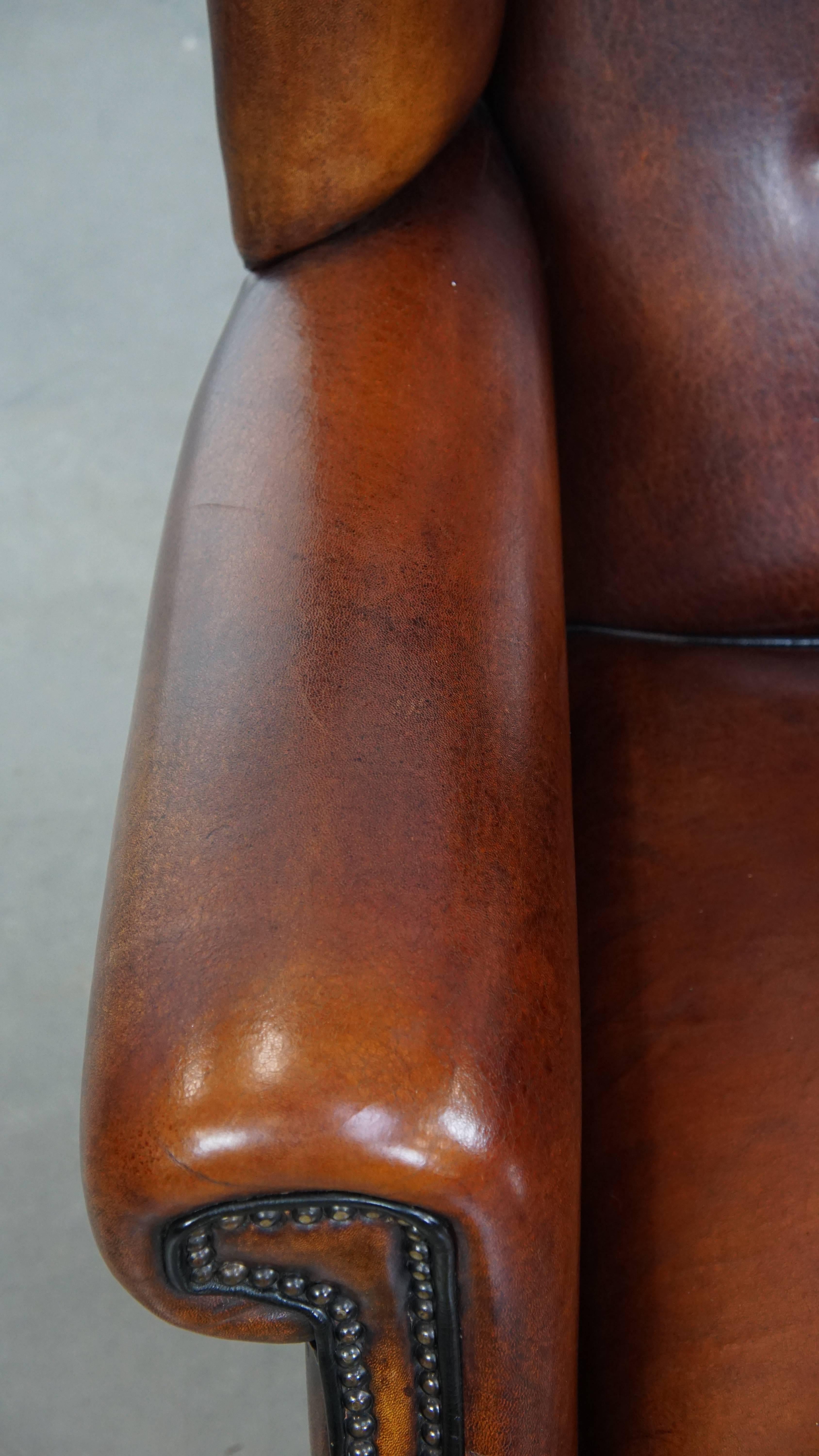 Pelle Sedia Wingback grande in pelle di pecora con bordatura nera in vendita