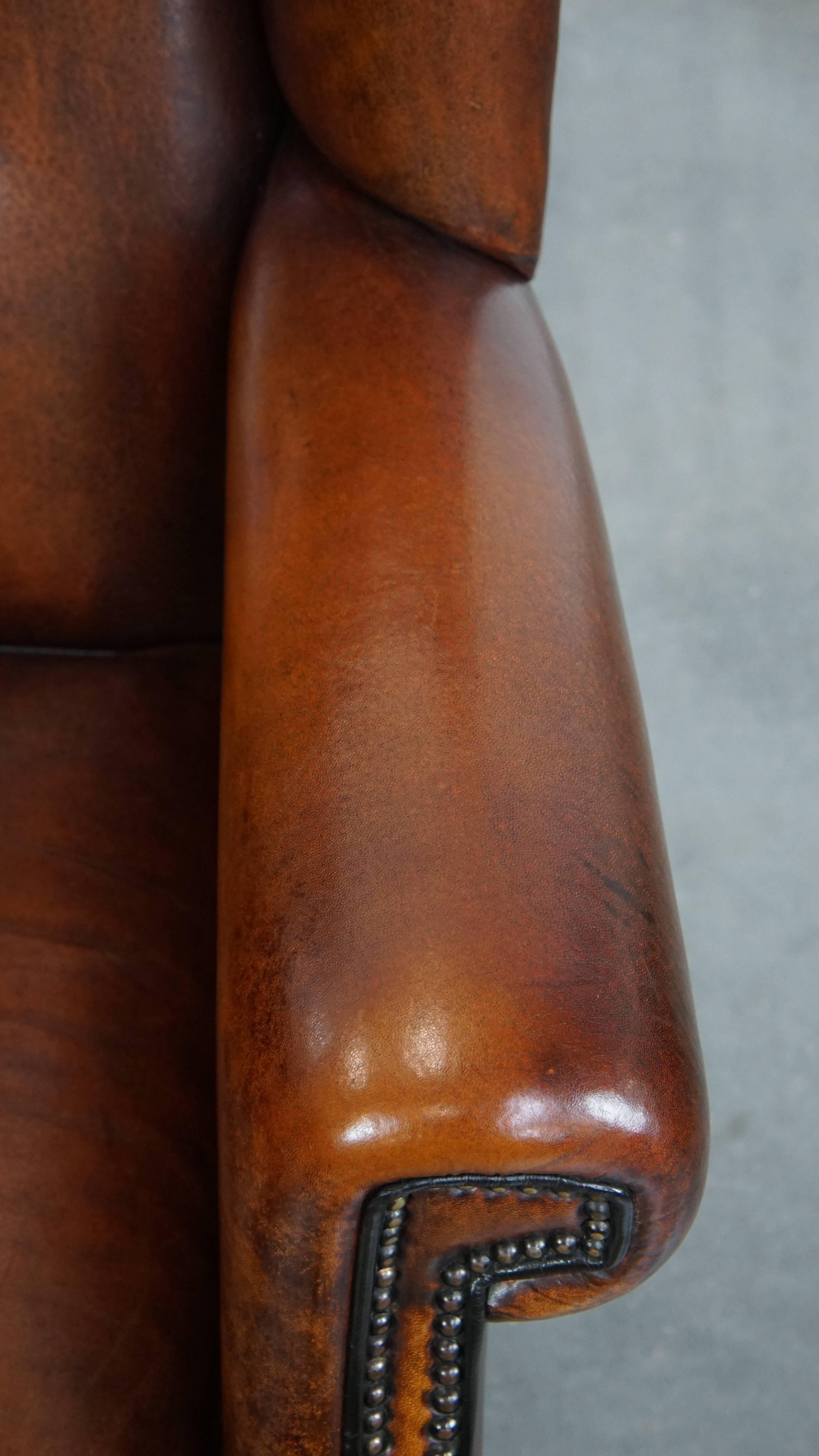 Sedia Wingback grande in pelle di pecora con bordatura nera in vendita 1