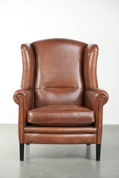 Gran sillón orejero de piel de oveja de estilo inglés atemporal